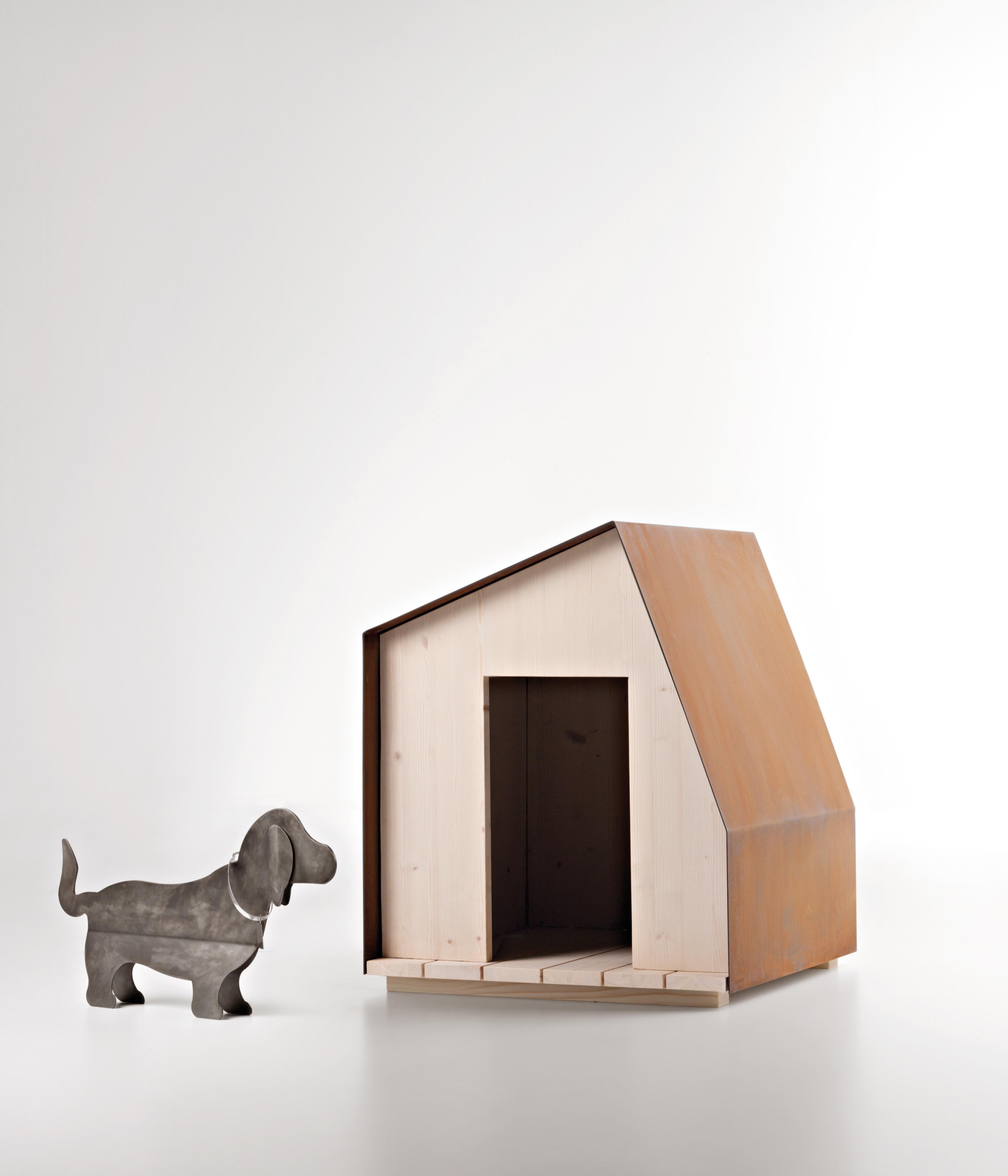 Dog House n°1 erfindet das Zuhause für unsere pelzigen Freunde neu. Als Version von Cottage n°1 bietet es eine konzeptionelle Überarbeitung traditioneller Zwinger, wobei der Schwerpunkt auf den Eigenschaften der Baumaterialien liegt, die dem besten
