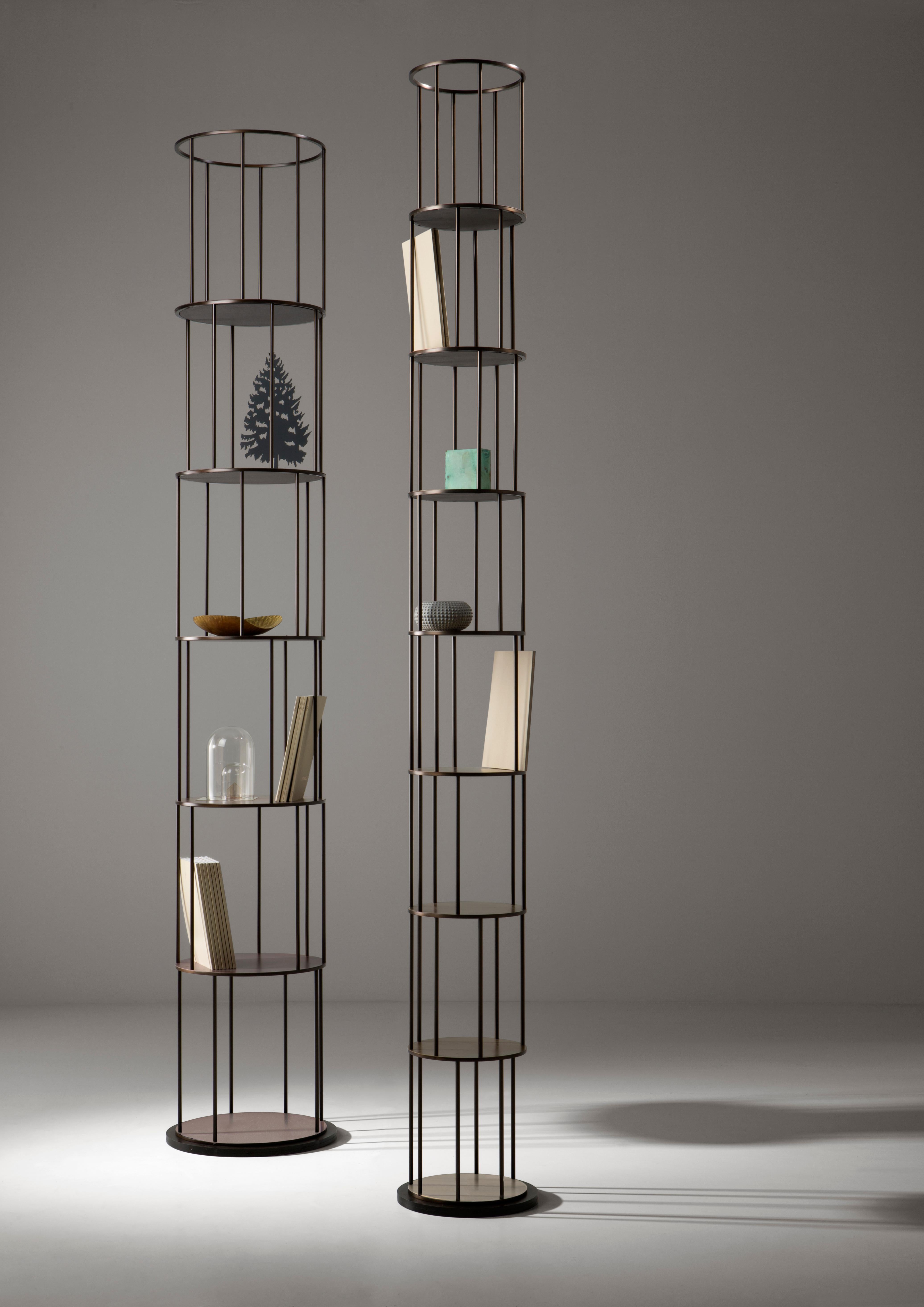 Aspirations of higher knowledge find three-dimensional representation in the striking verticality of this tower bookcase, stripped of all non-essential elements. The svelte modular structure, available in two diameters and in free-standing or