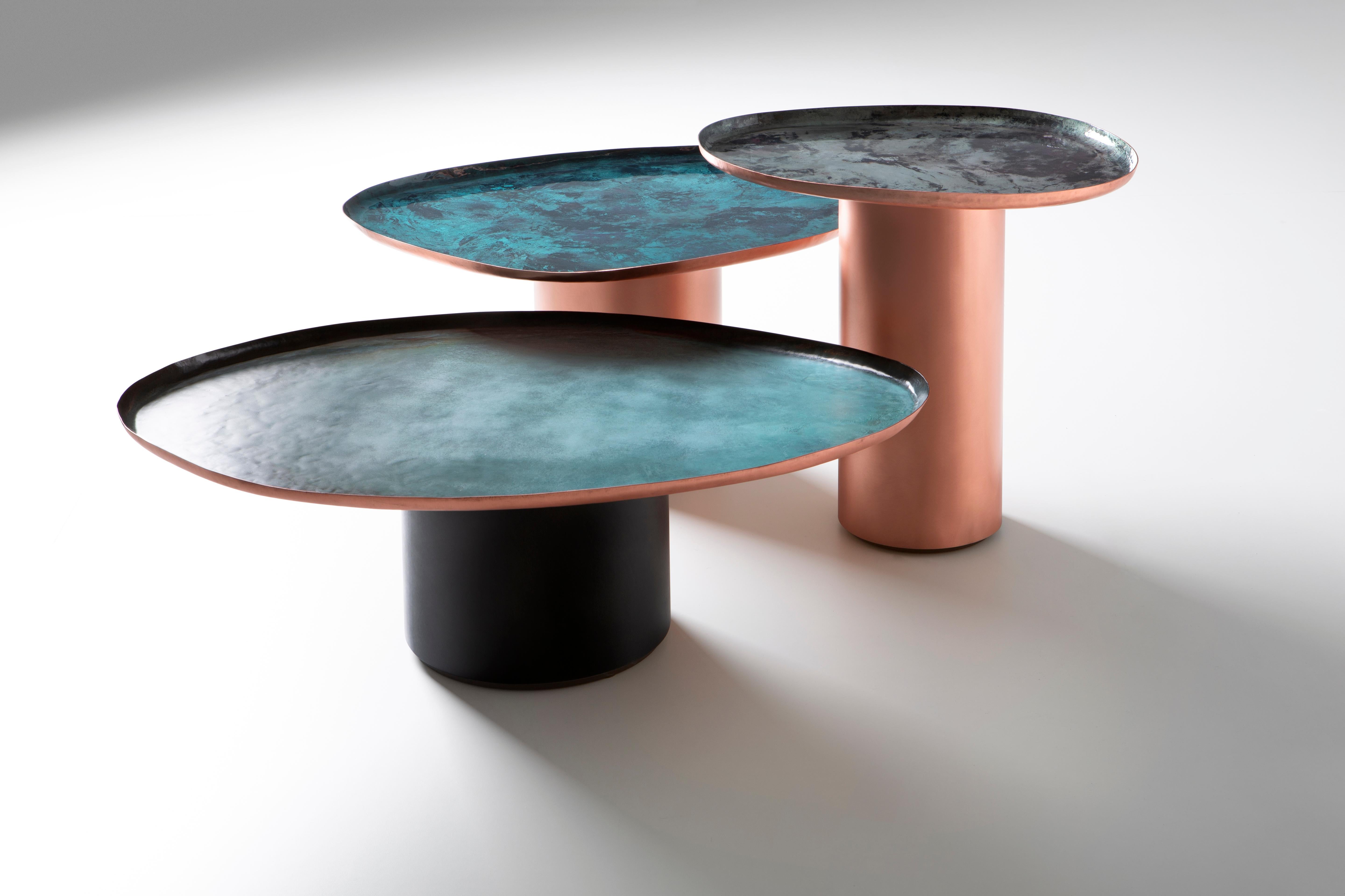 Drops est une famille de tables basses de trois tailles différentes, inspirées par les formes irrégulières et inattendues des gouttes d'eau sur une surface. Leurs lignes douces et familières incarnent le savoir-faire artisanal de De Castelli, qui a