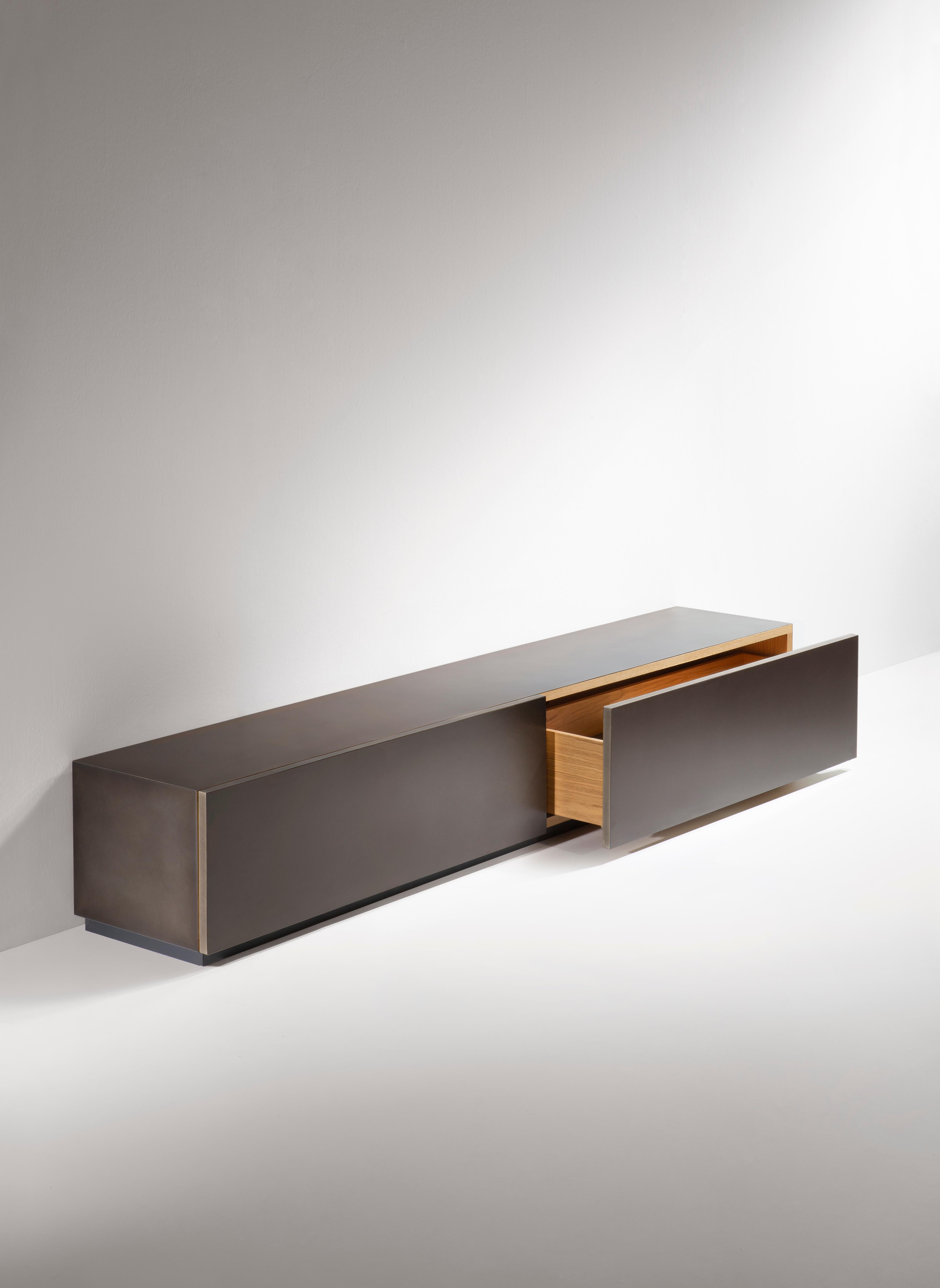 Clean volumes for a console with quite simple lines, emphasising the nobility of the metals that clad the large faces of the drawers. Available both in a hanging and free-standing version, Tako evokes the delicate decoration anointed by the