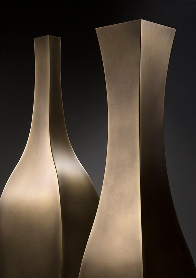 Clear examples of the preciousness of metal in all its variations, Rocco and Lolita are decorative elements characterized by pure and essential lines. Two structures that play with light and shadow, creating unexpected effects on surfaces. Their