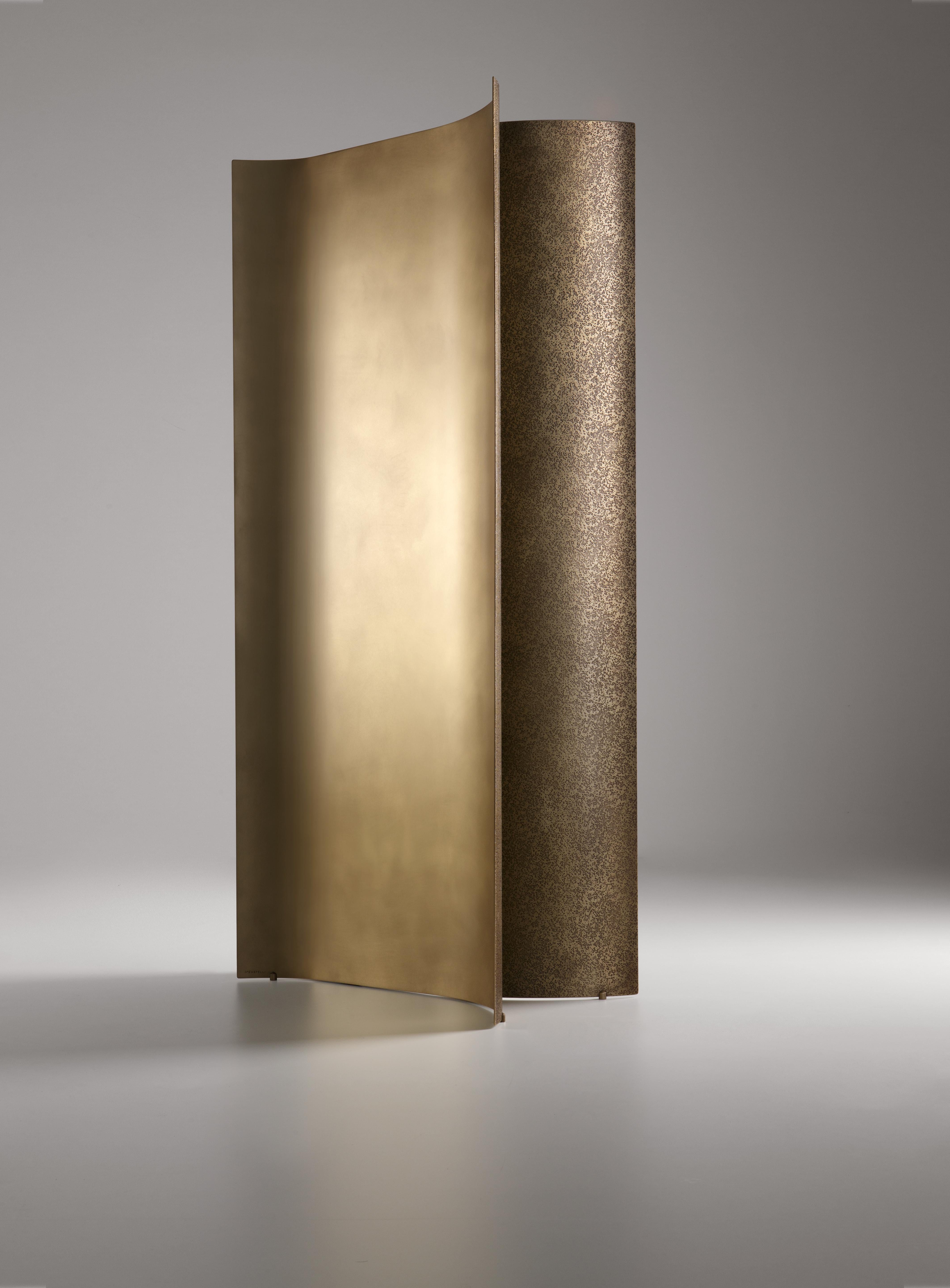 Monolìte is an architectonic partition that, like a solid body smoothed by nature’s erosive elements, evokes geological formations along its surface.
This partition is a vertical element constituted by two symmetrical, concave brass metal sheets