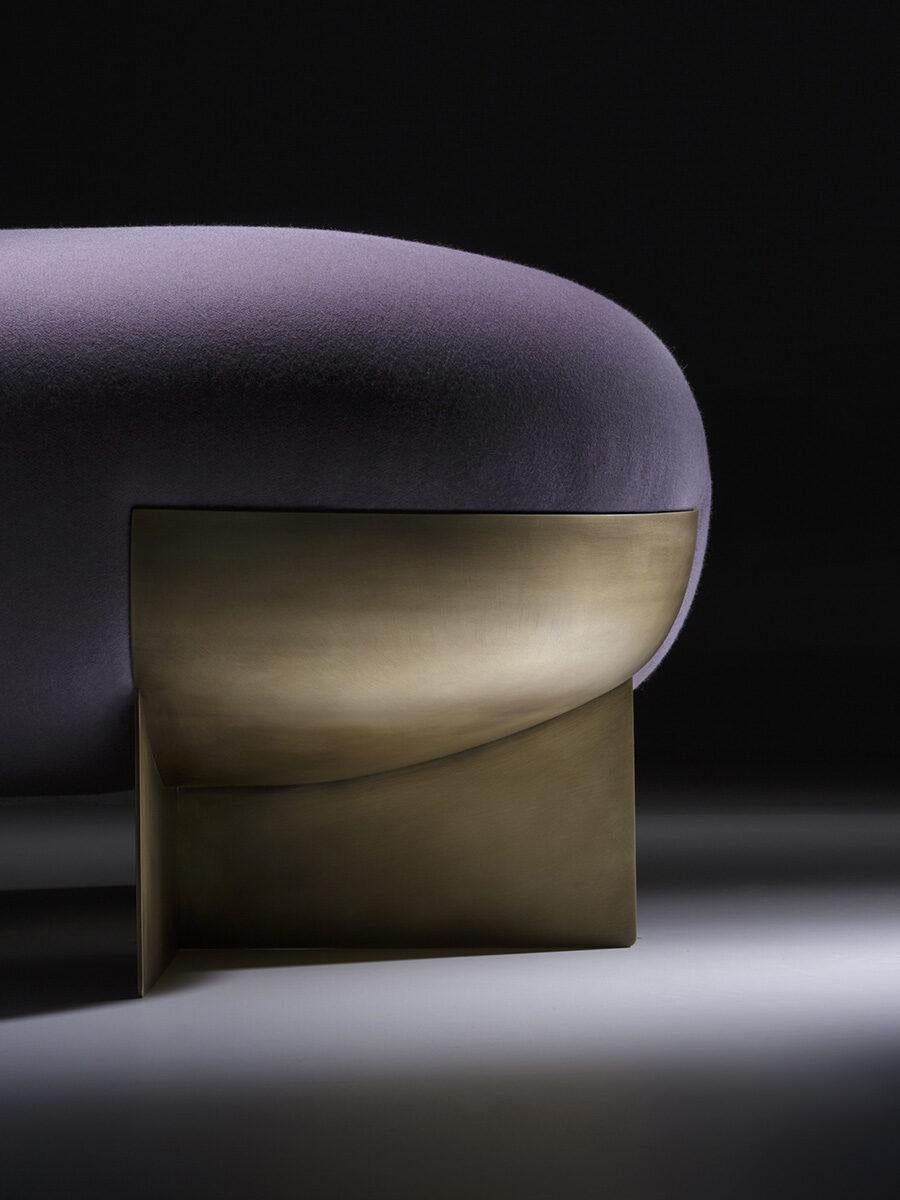 Ori is a pouf-gem in which established elements swap their aesthetic guises and take on new roles. Set like a fine jewel, the detachable cushion with a removable fabric cover becomes the means and vehicle with which to exalt the brass structure, the