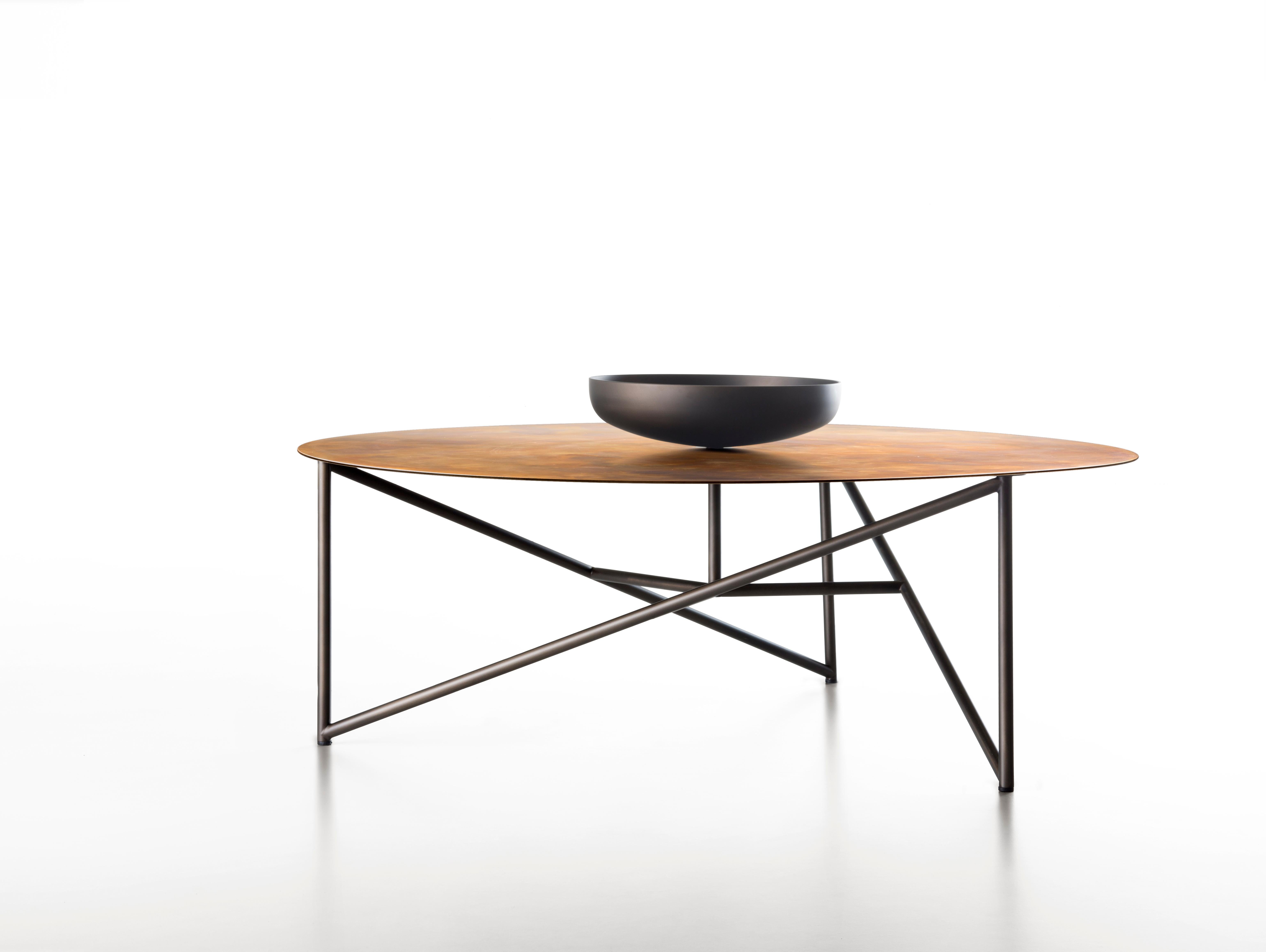 La collection de tables basses Parsec se caractérise par la structure en tubes entrelacés qui forme la base. Les jambes forment des diagonales reliées par une articulation centrale sur laquelle convergent les lignes de force. Le sommet et la pièce