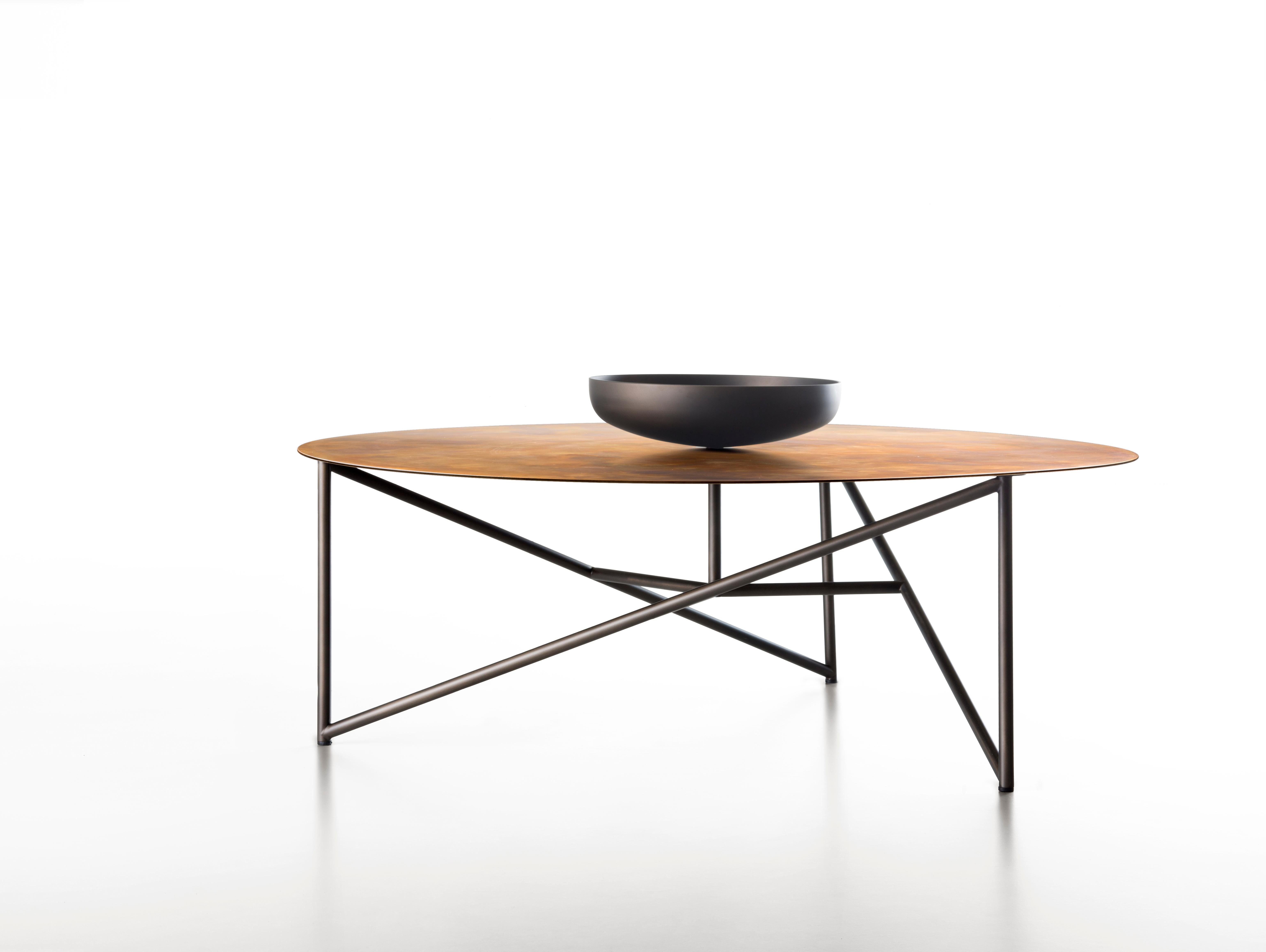 The Parsec collection of coffee tables is characterized by the interwoven tube structure which forms the base. The legs create diagonals connected by a central joint upon which the force lines converge. Attached to it are the top and centrepiece,