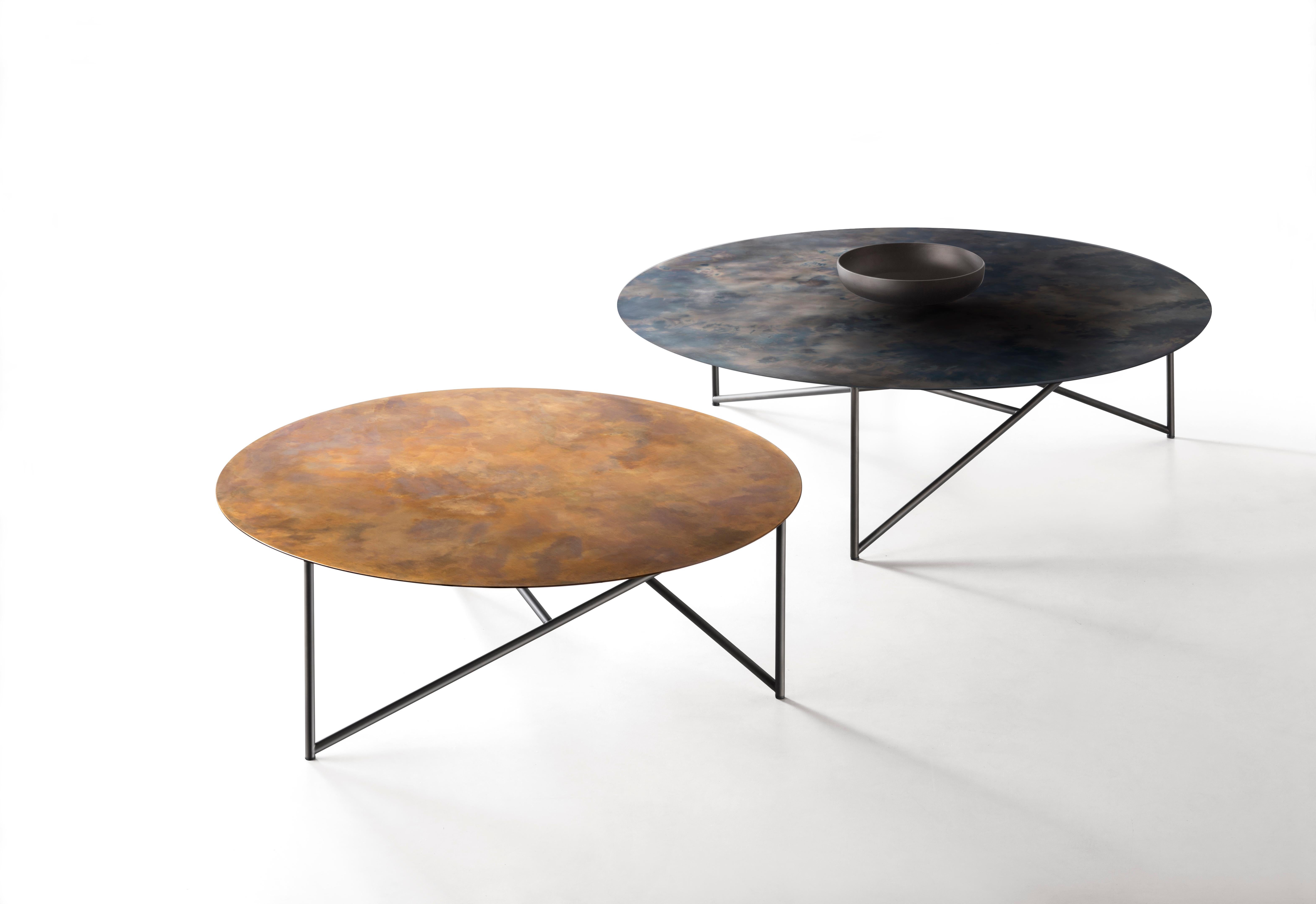 The Parsec collection of coffee tables is characterized by the interwoven tube structure which forms the base. The legs create diagonals connected by a central joint upon which the force lines converge. Attached to it are the top and centrepiece,