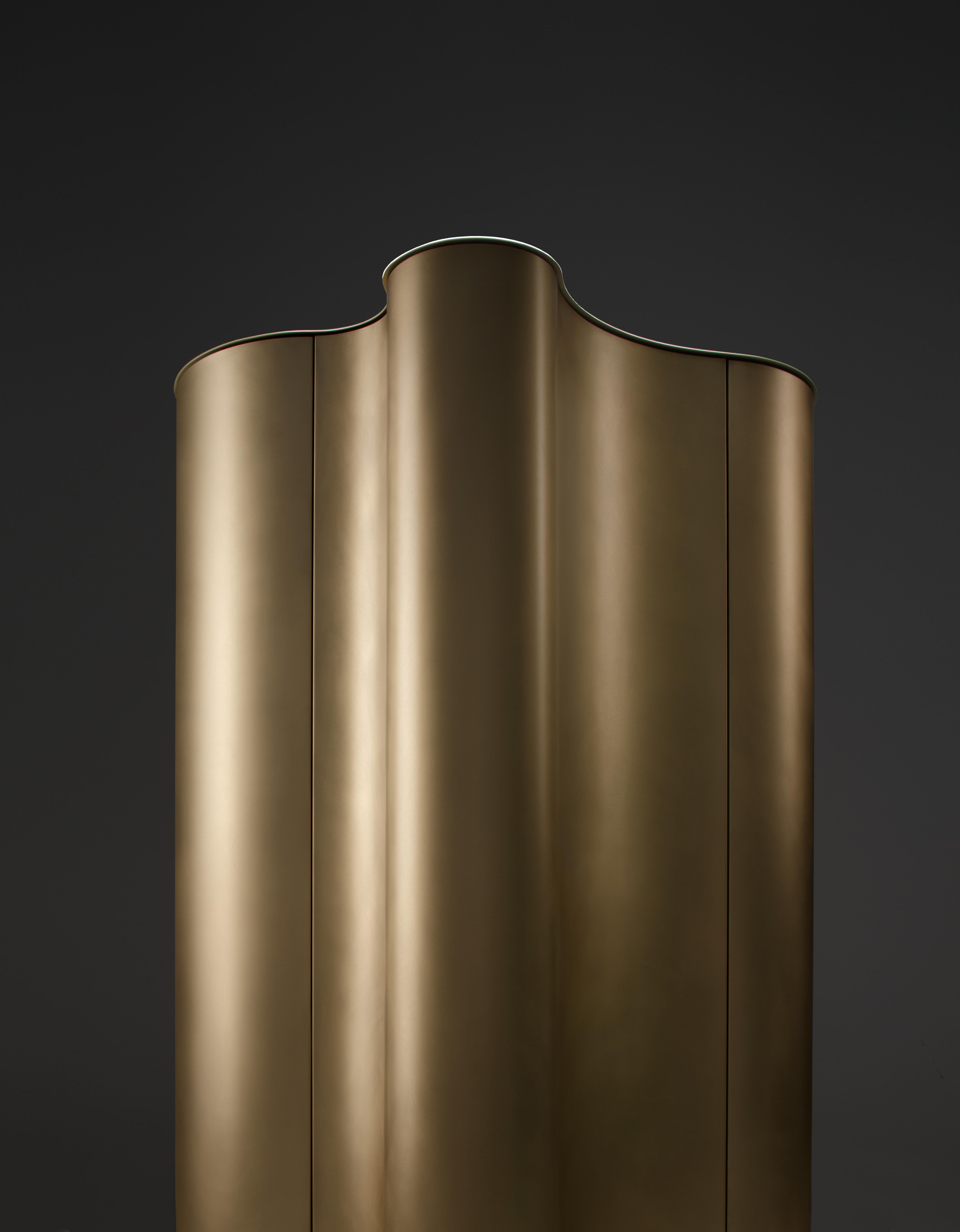 The Ripple cabinet is inspired by the fluidity and adaptability of water, and the texture of metal, expertly worked by the company. The result is a sinuous, polymorphous volume in which soft lines generate reflections upon a metal surface shaped by
