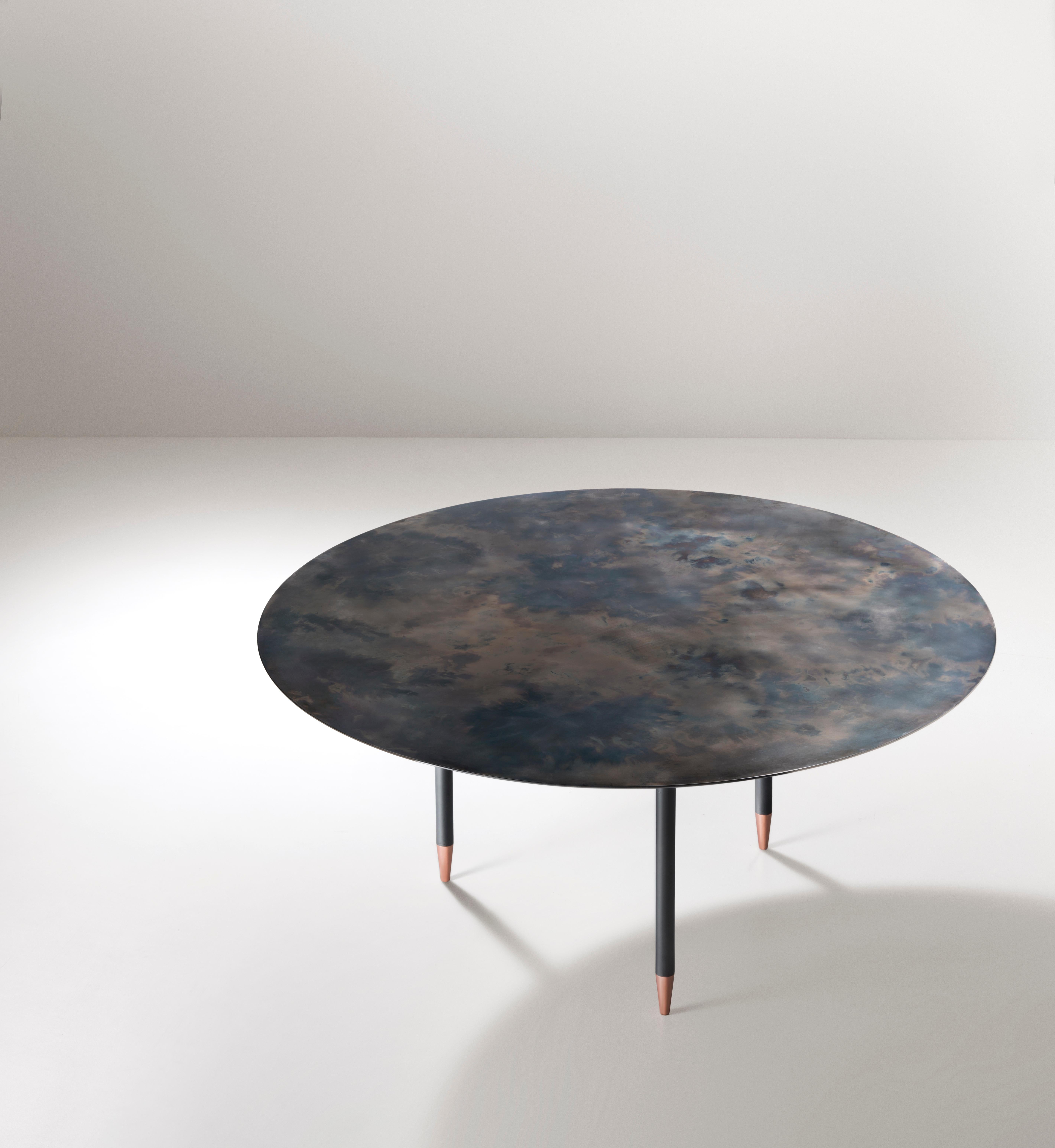 A table that interprets the round, spacious form of a brazier, which it echoes in its size and volume. A symbol of sharing and communion that references the ritual of conviviality and spending time together. The top, in generous proportions, and the