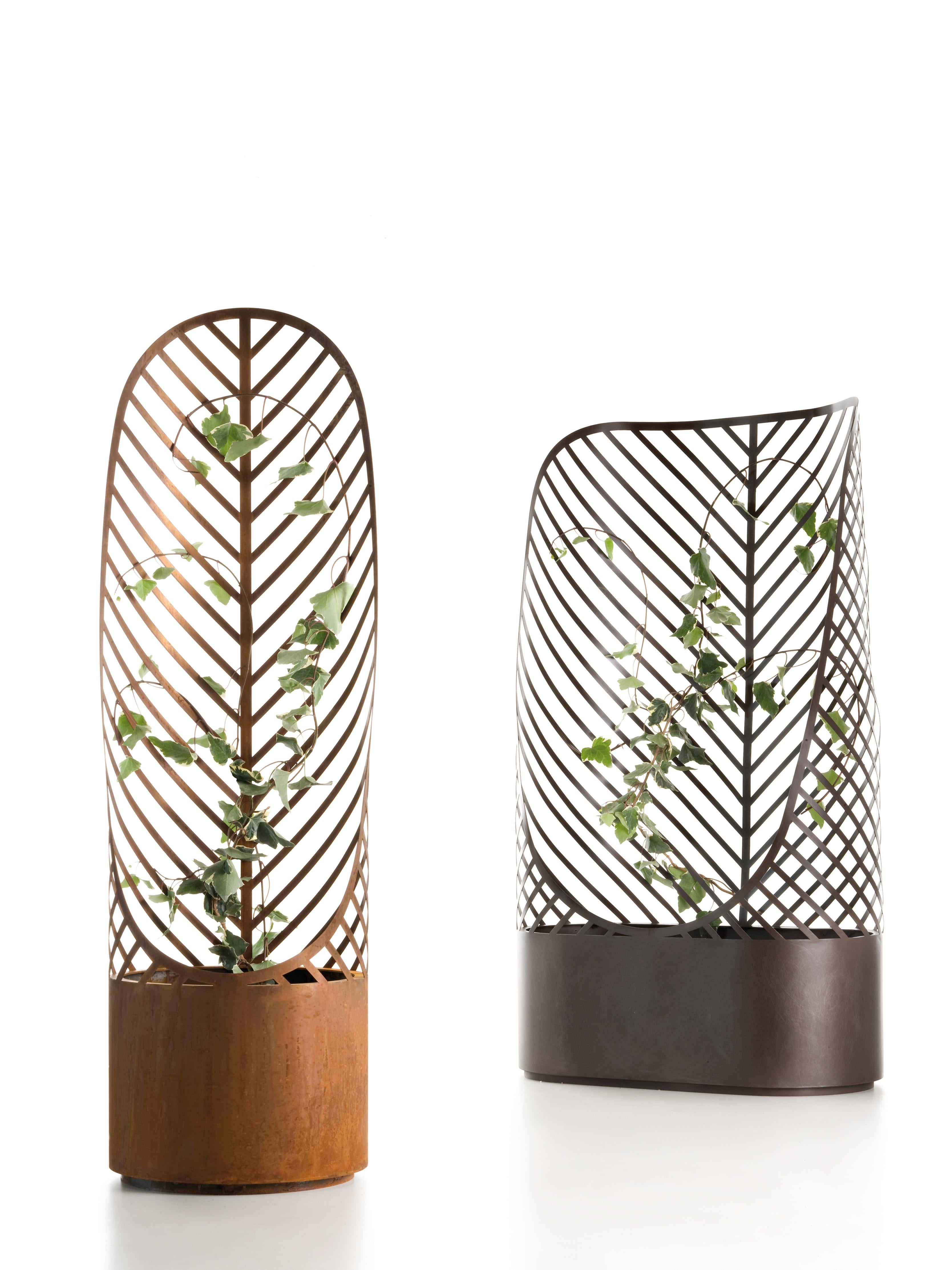 Screen-Pot is a contemporary take on the classic flower pot with a trellis for climbing vines. Its design was inspired by the shapes of nature itself: like a leaf among leaves, the trellis softly closes in on itself to embrace the plant. It can also