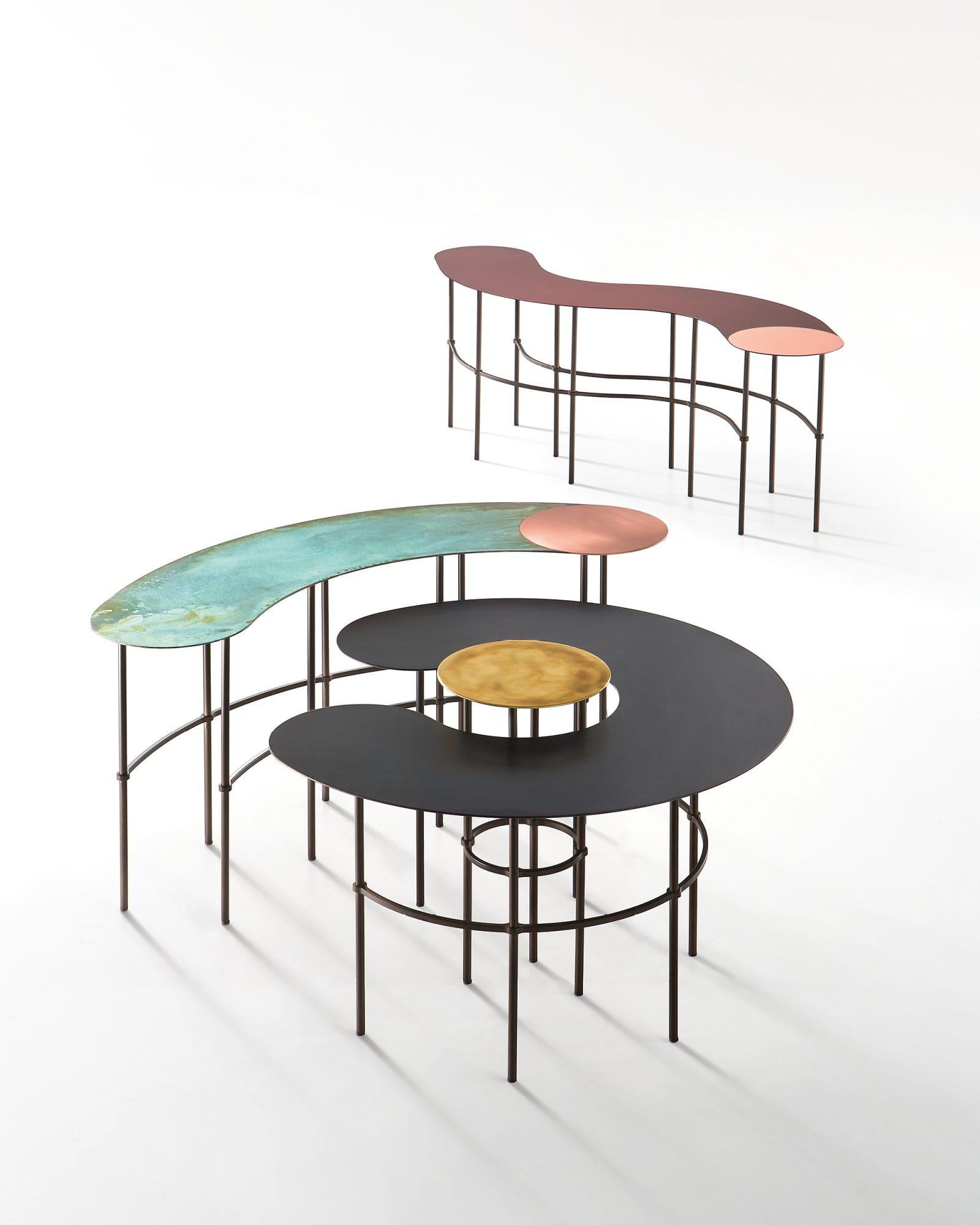 Moderne Table basse DeCastelli Scribble Bracket avec plateau en laiton de Francesca Lanzavecchia en vente