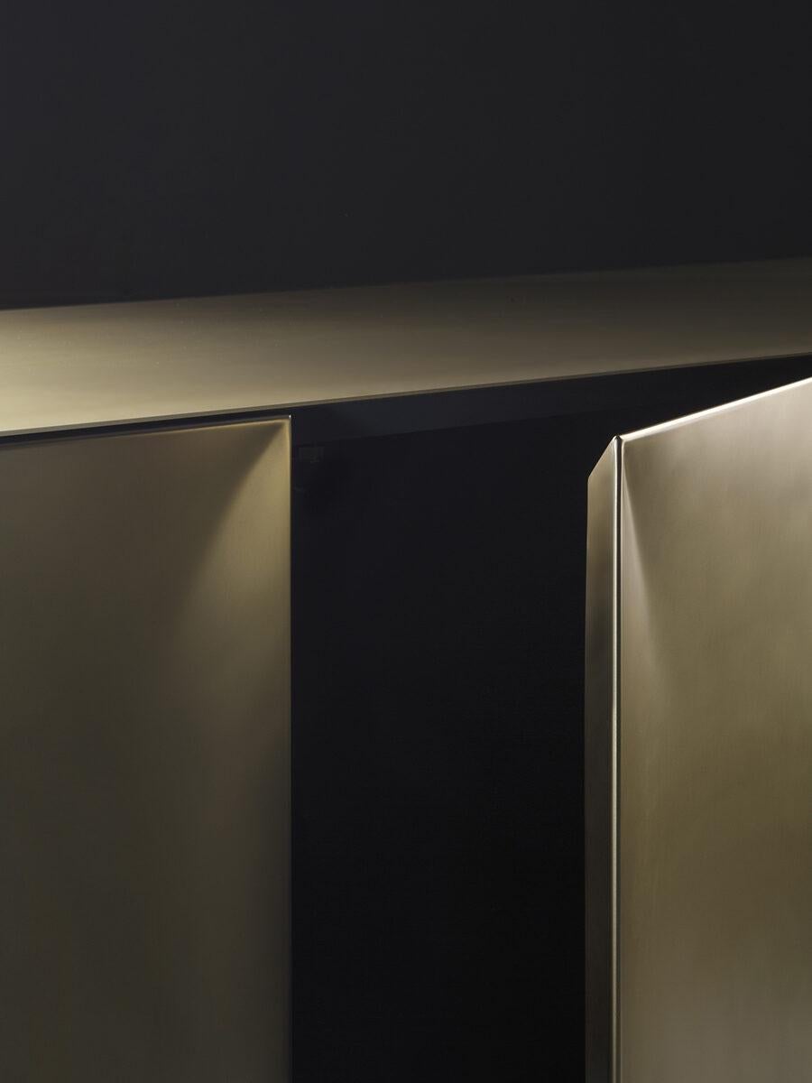 Just as stone can be sculpted by an able stonecutter, hammering and rounding techniques can mould metal into supple, organic shapes. Sculpt is a cabinet characterised by understated aesthetics and three-dimensionality, which complete and enhance