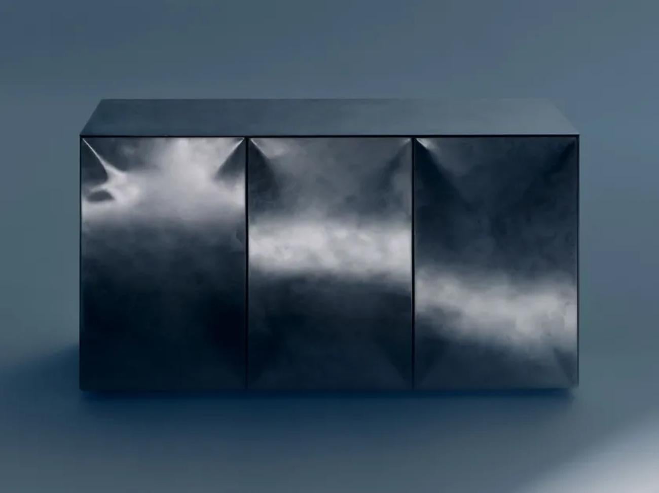 Just as stone can be sculpted by an able stonecutter, hammering and rounding techniques can mould metal into supple, organic shapes. Sculpt is a sideboard characterised by understated aesthetics and three-dimensionality, which complete and enhance