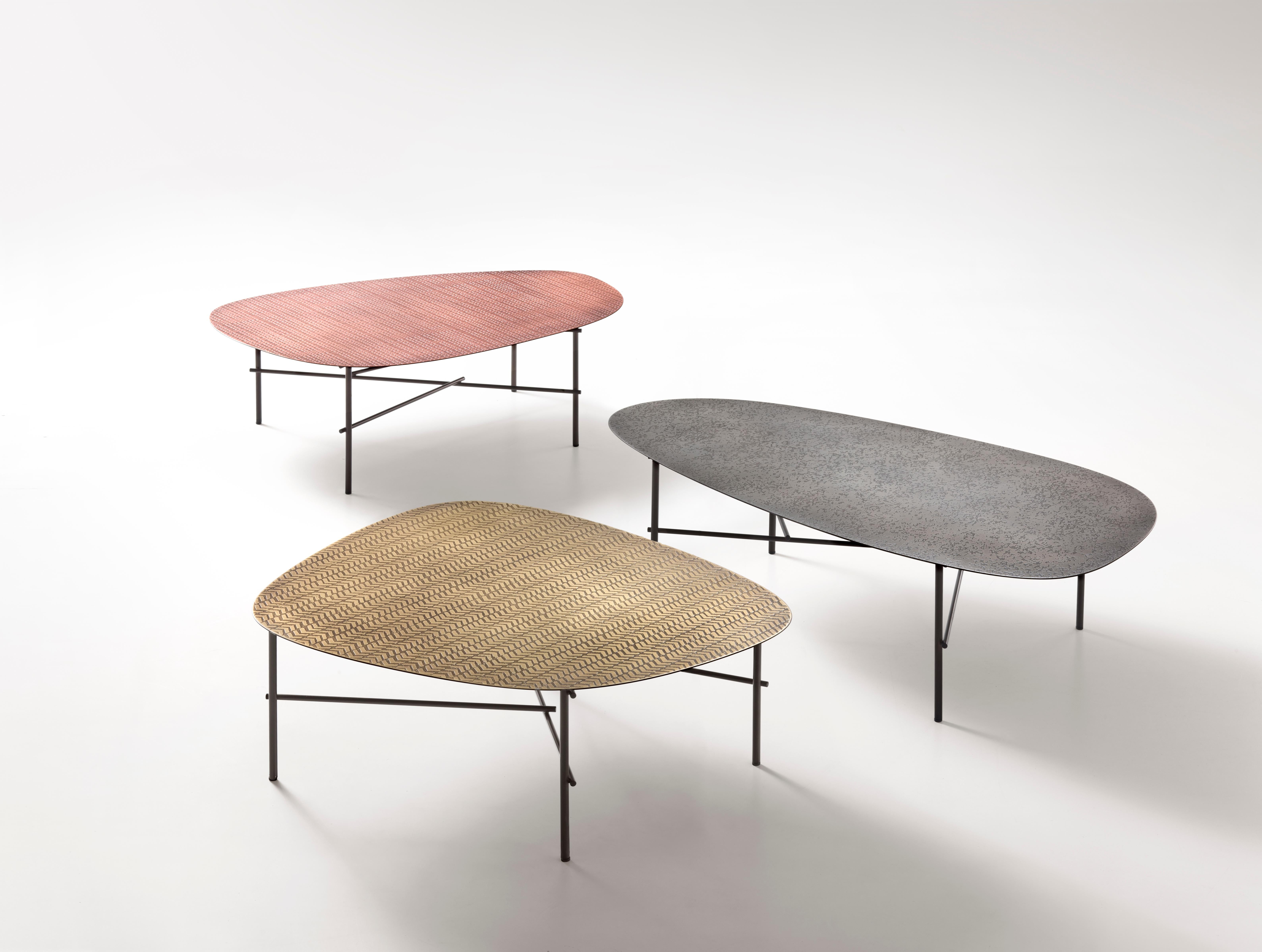 Moderne DeCastello table d'appoint Syro XL 98 avec plateau en cuivre et base en fer par Emilio Nanni en vente