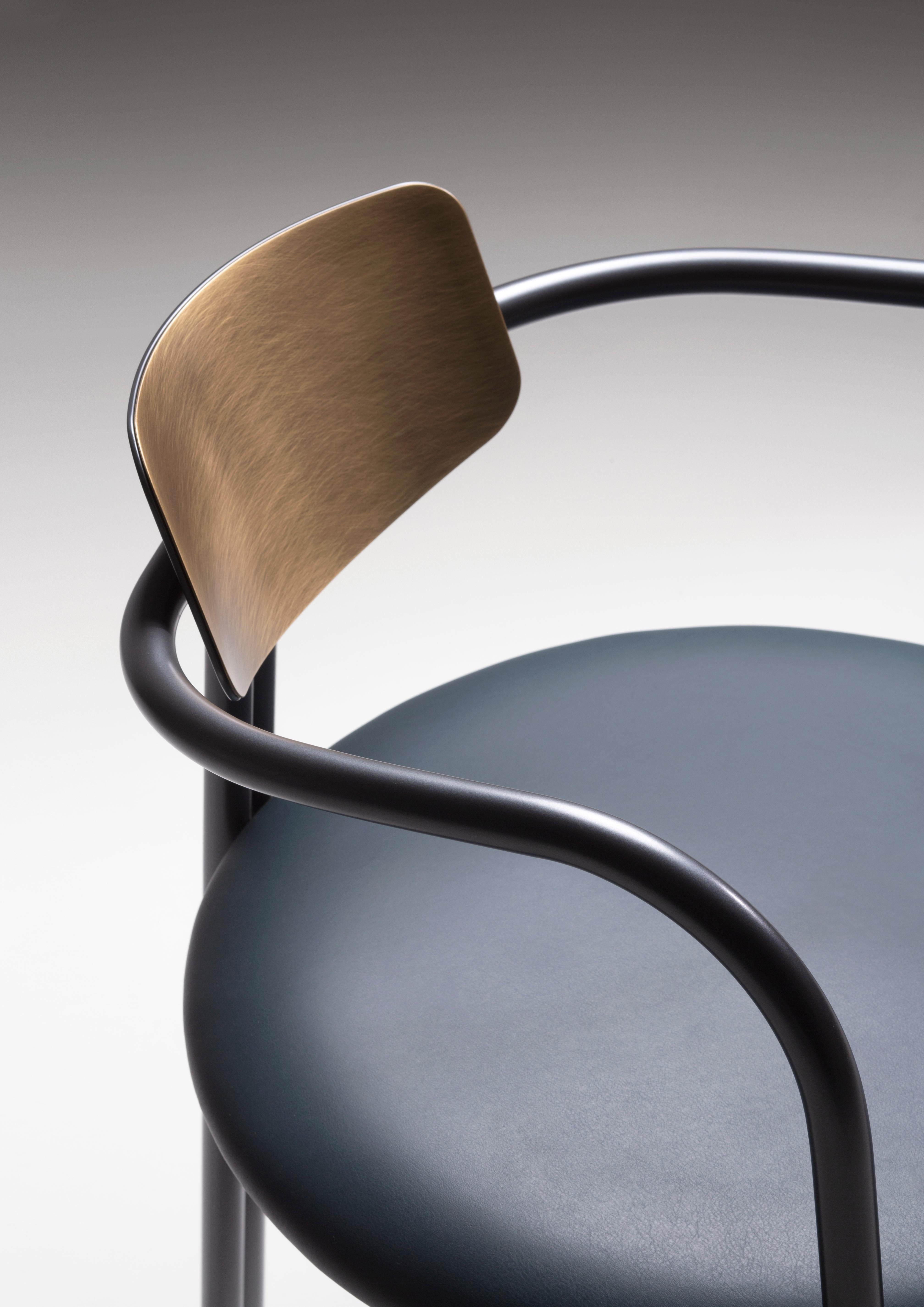 The Via Veneto seat is inspired by the 1960s and recalls the atmosphere of the Roman “dolce vita”. The double symmetrical tubular structure in painted stainless steel designs the feet and armrests, which support the soft leather upholstered seat and