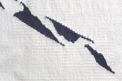 Grau getönter handgewebter Wollteppich, Kelim oder Wandteppich „Decaying Lines“