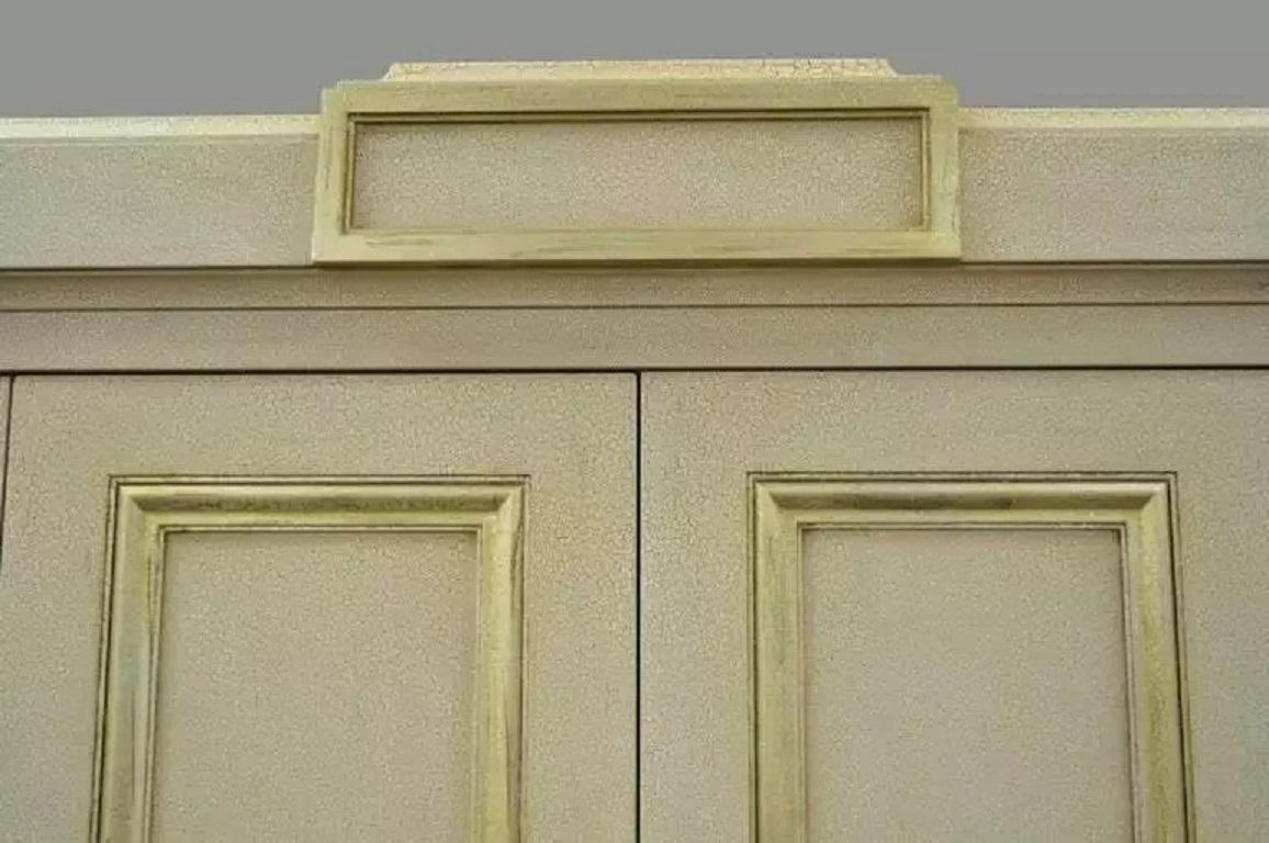 Decca - Mobile bar neoclassico francese in stile Luigi XVI, crema e oro (A) in vendita 4