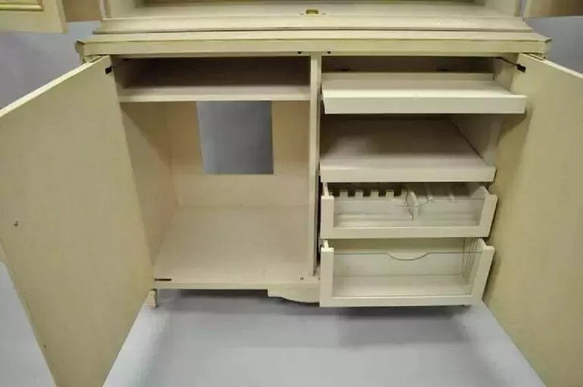 Legno Decca - Mobile bar neoclassico francese in stile Luigi XVI, crema e oro (A) in vendita