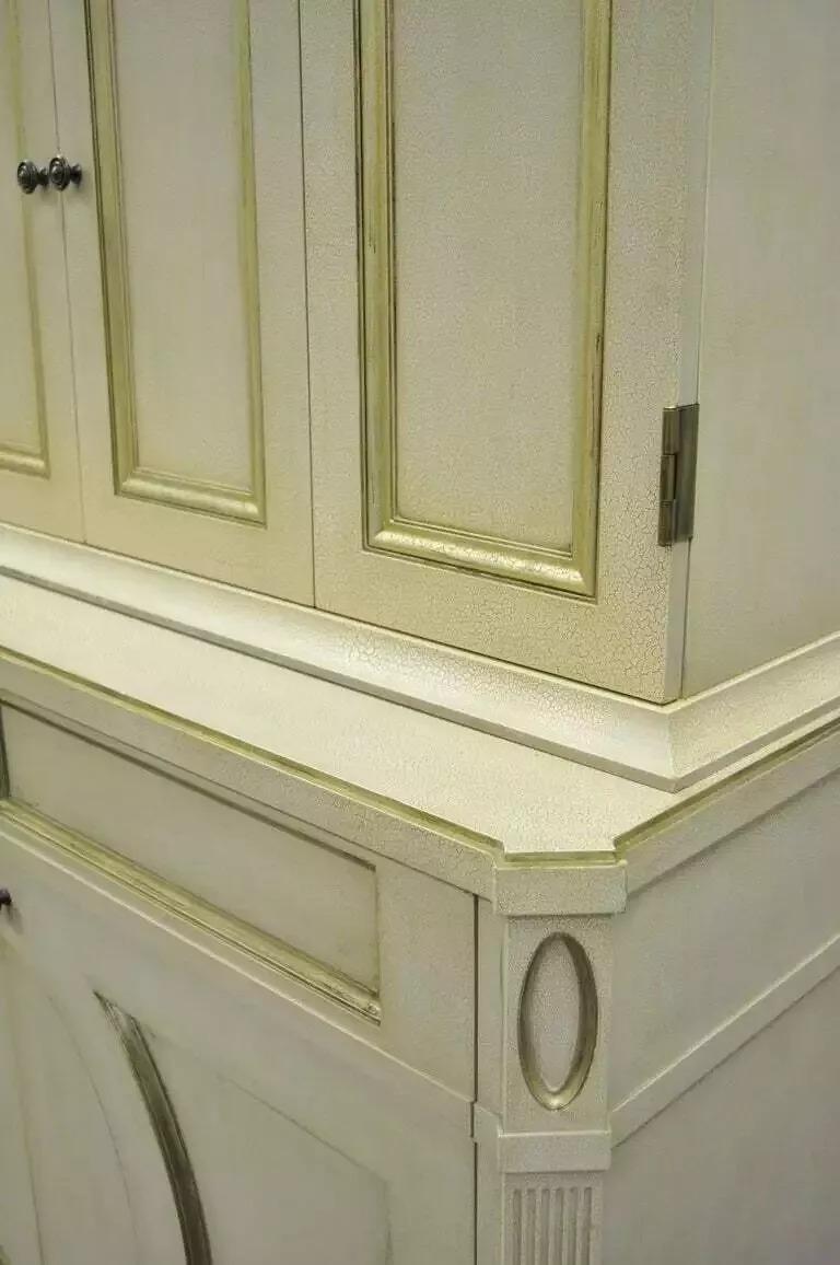 Decca - Mobile bar neoclassico francese in stile Luigi XVI, crema e oro (A) in vendita 3