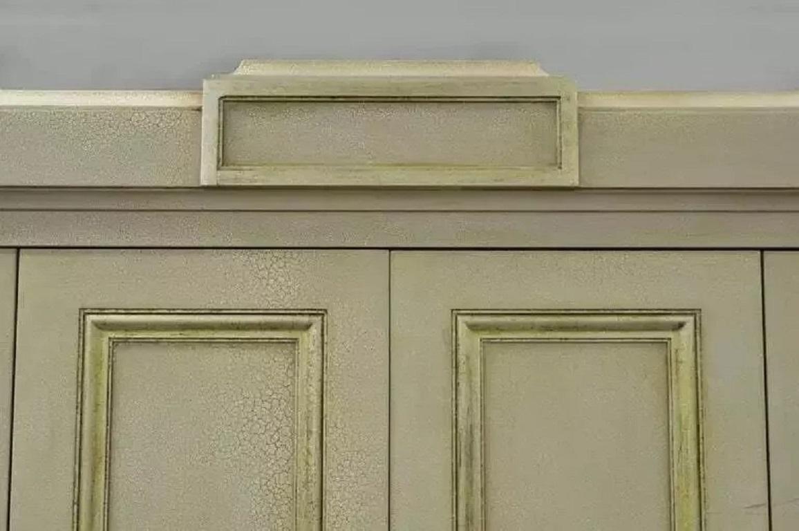 Decca - Armadio bar francese neoclassico in stile Luigi XVI, crema e oro (B) in vendita 3