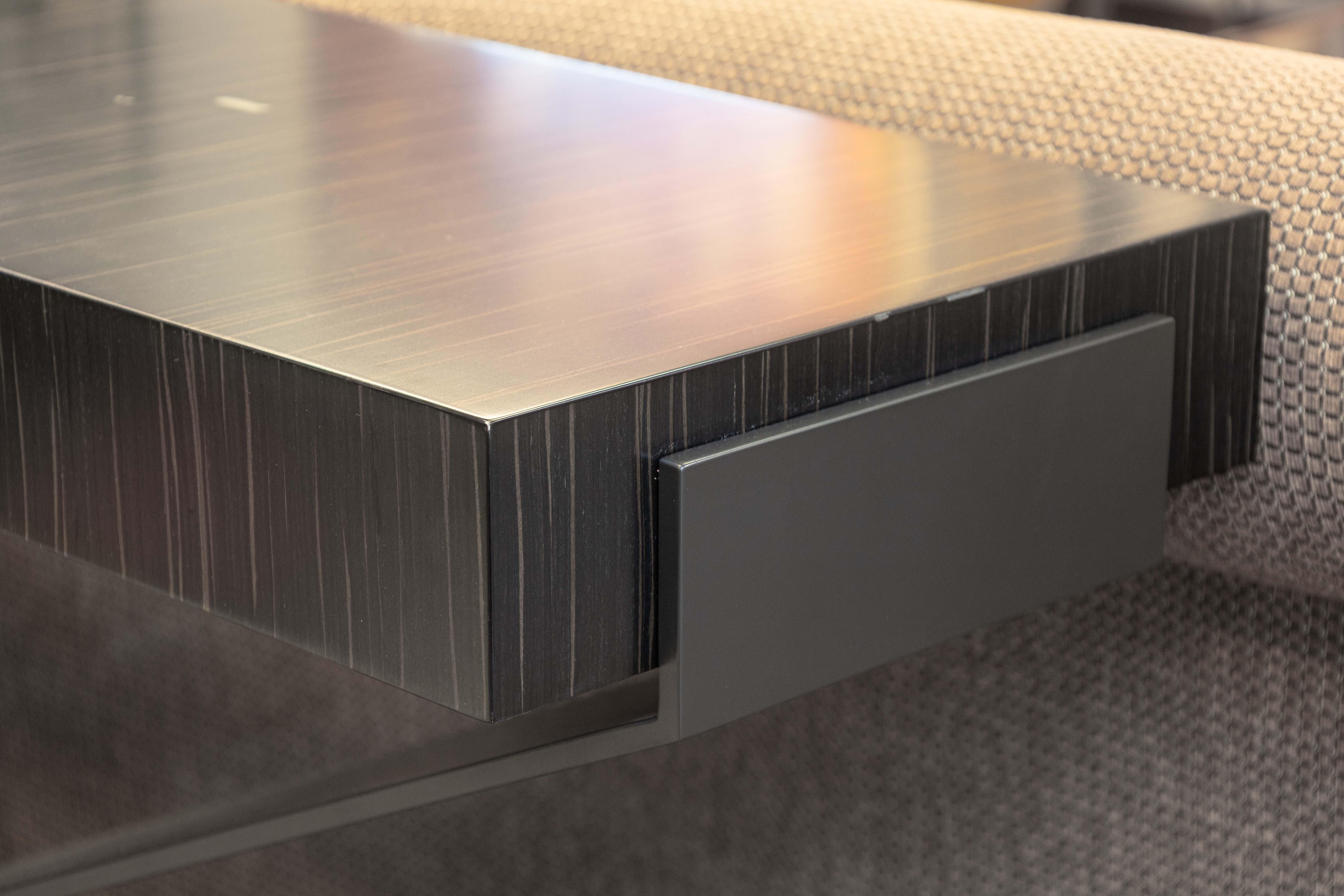 Mesa Consola Contemporánea Decca Home Bolier Madera de Ébano y Base en X Gunmetal siglo XX en venta