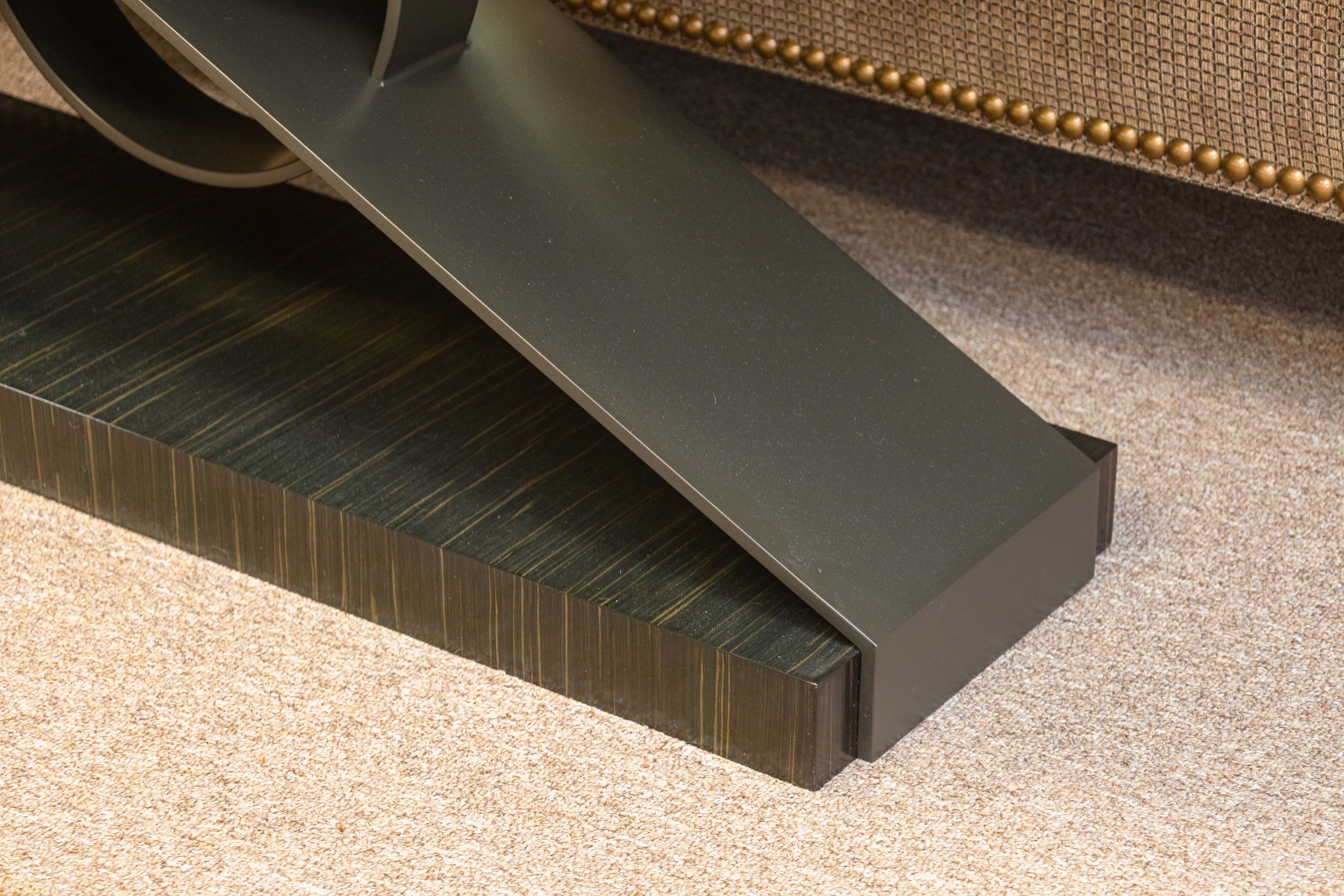 Mesa Consola Contemporánea Decca Home Bolier Madera de Ébano y Base en X Gunmetal en venta 1