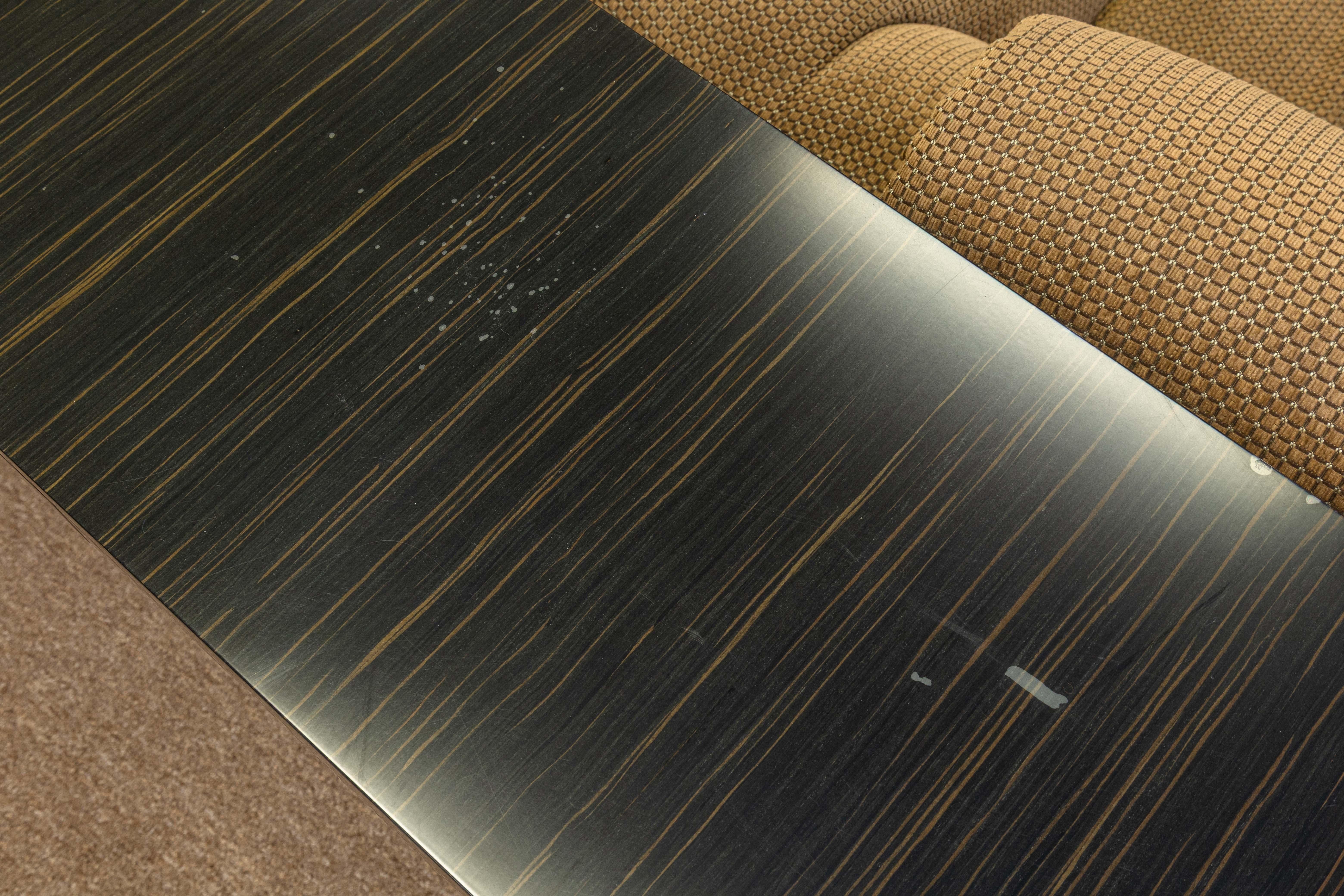 Mesa Consola Contemporánea Decca Home Bolier Madera de Ébano y Base en X Gunmetal en venta 2