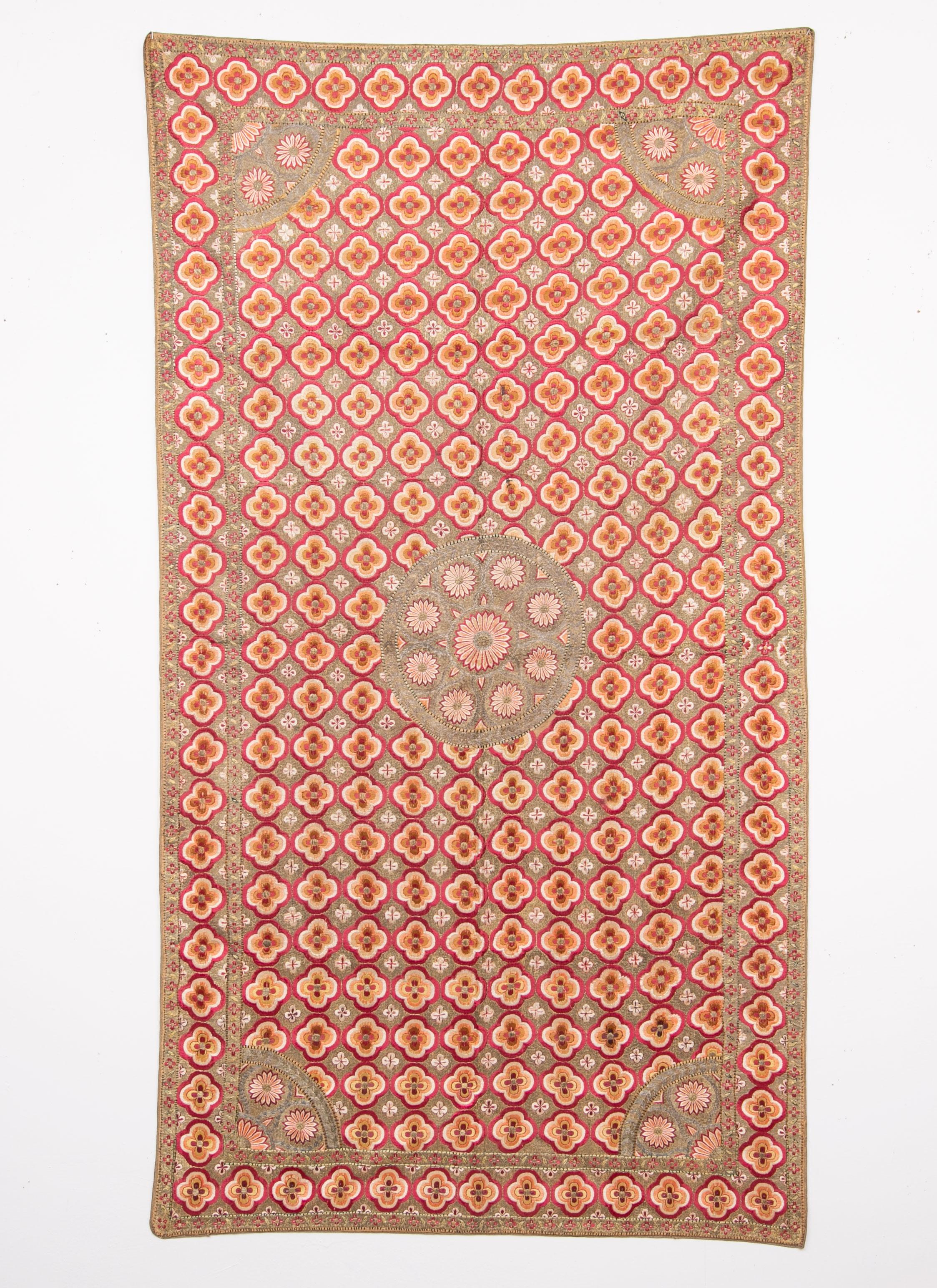 Cette broderie Deccan est brodée en soie et en fil métallique. Ils étaient principalement utilisés comme revêtements de sol pour les fêtes et les cérémonies. Il est en assez bon état pour son âge. Un objet de collection.