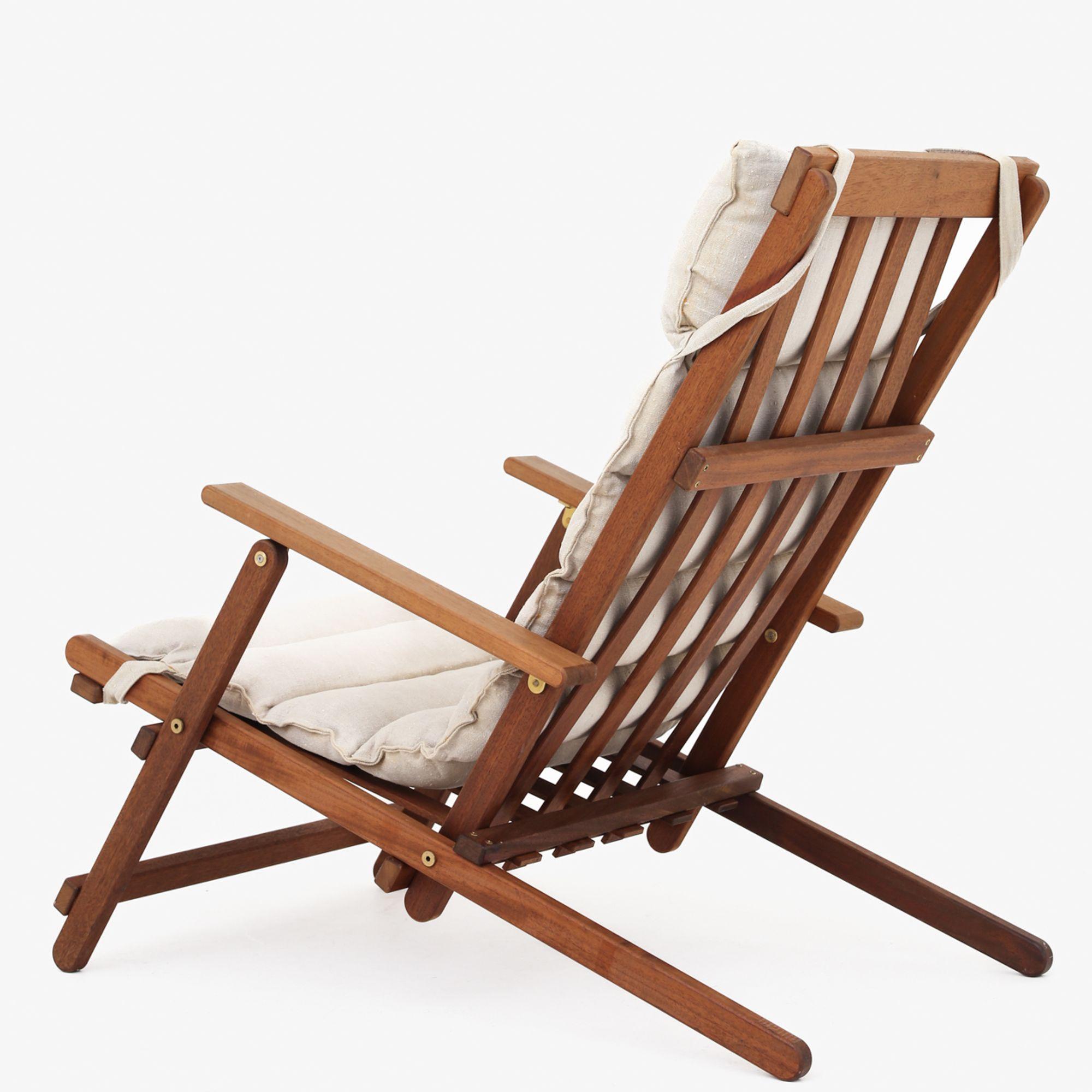Deck chair with mahogany frame and washed canvas cushion. Designed in 1968. Børge Mogensen / Søborg Møbler.