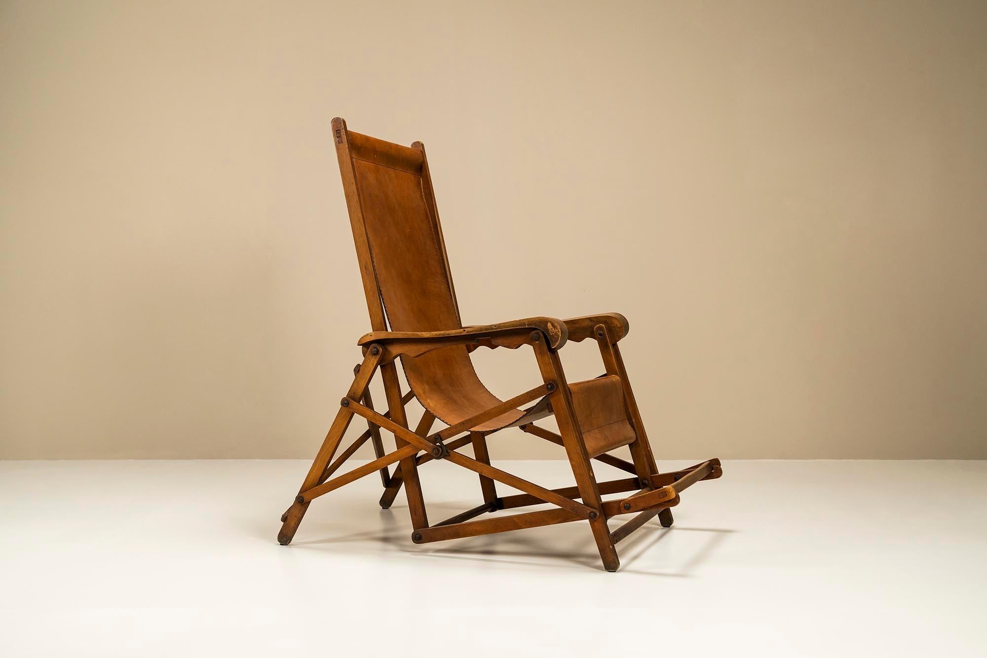 A deck chair, designed in 1938 by Fratelli Reguitti in collaboration with Louis Vuitton, is a true masterpiece of craftsmanship and design. This chair is a perfect example of the exceptional quality and attention to detail that characterized the