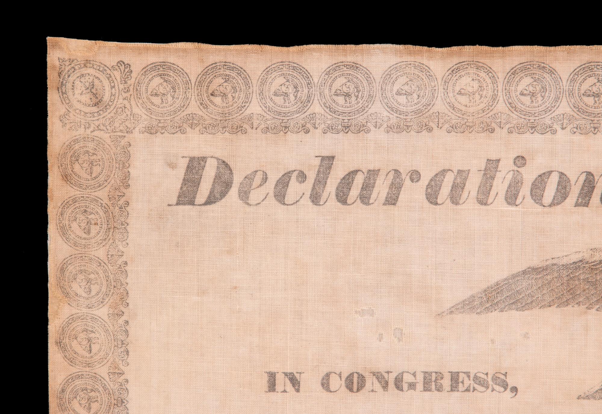 COPIE DE LA DÉCLARATION D'INDÉPENDANCE SUR TISSU, IMPRIMÉE À BOSTON EN 1832 POUR MÉMORIALISER LE DÉCÈS DU DERNIER SIGNATAIRE SURVIVANT, CHARLES CARROLL DU MARYLAND, L'ANNÉE COINCUANT AVEC LE 100e ANNIVERSAIRE DE GEORGE WASHINGTON.

Cette impression