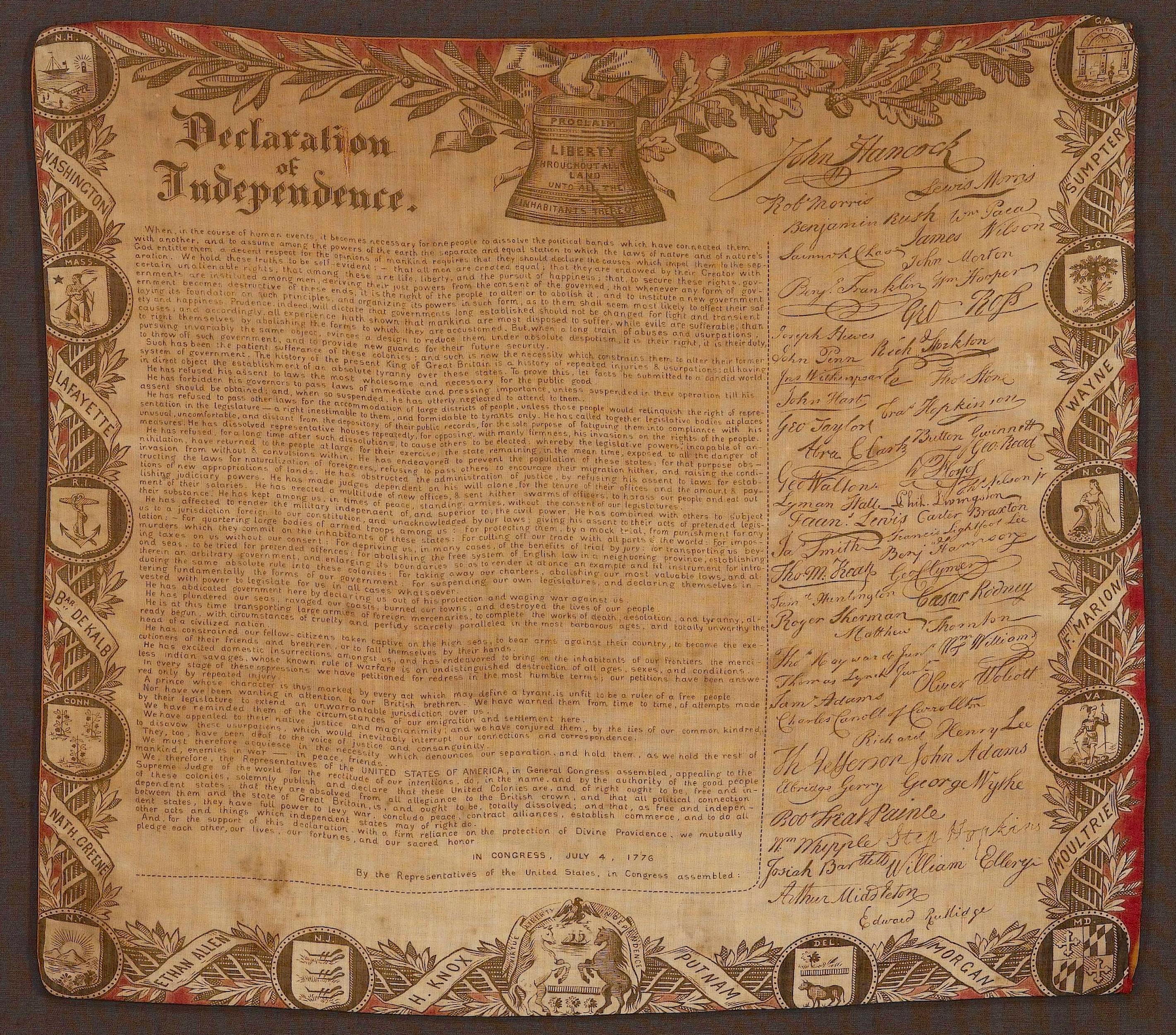 Viene presentato un tessuto patriottico dell'epoca del Centenario, che celebra la Dichiarazione di Indipendenza. Al centro della bandana stampata c'è un'immagine artistica della Dichiarazione d'Indipendenza. Sotto l'intestazione della Liberty Bell,