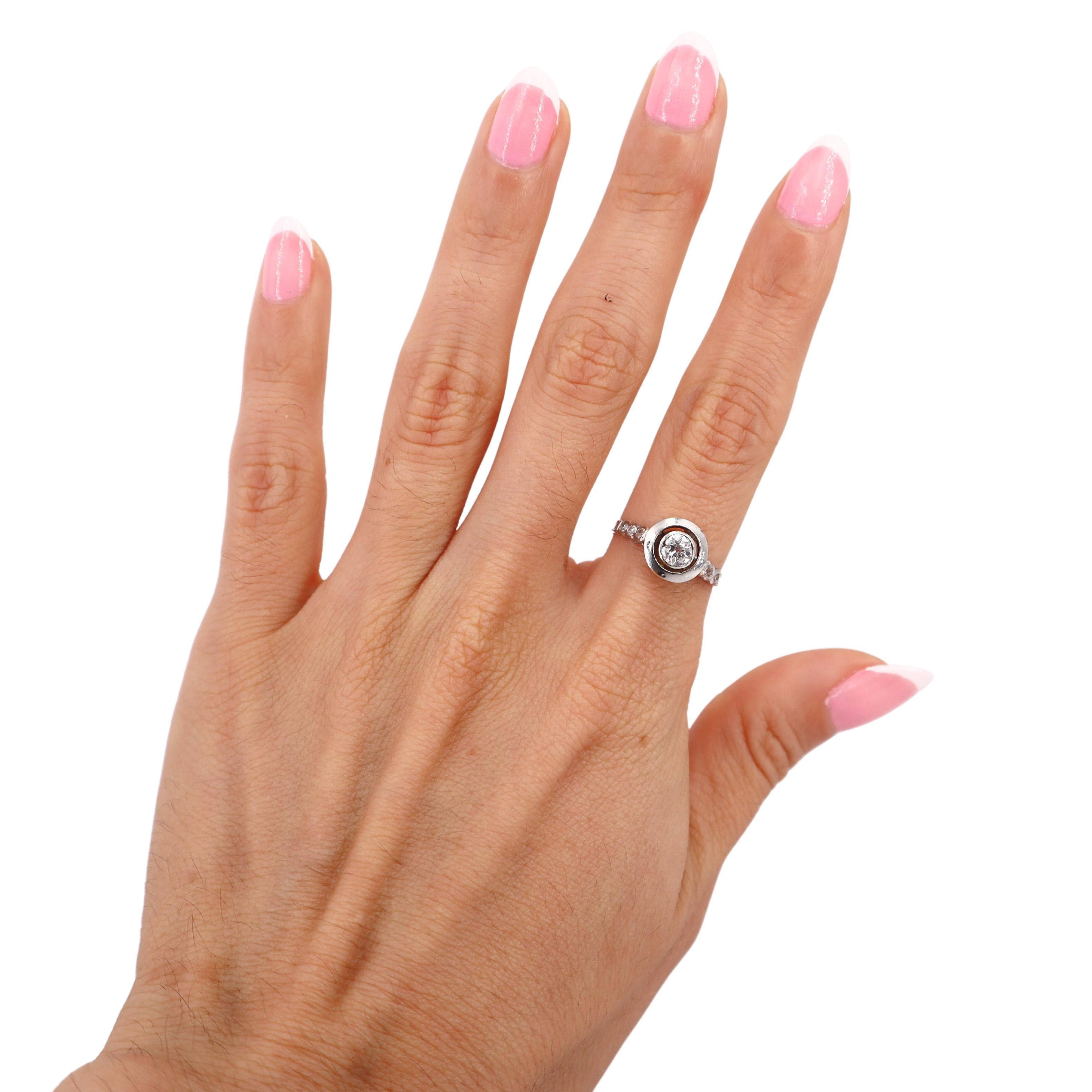 Dieser exquisite Solitärring aus den 1930er Jahren zeigt die Eleganz und Handwerkskunst seiner Epoche und kombiniert 18kt Weiß- und Gelbgold zu einem auffälligen optischen Kontrast. Das Herzstück ist ein atemberaubender Old Mine-Diamant, der in