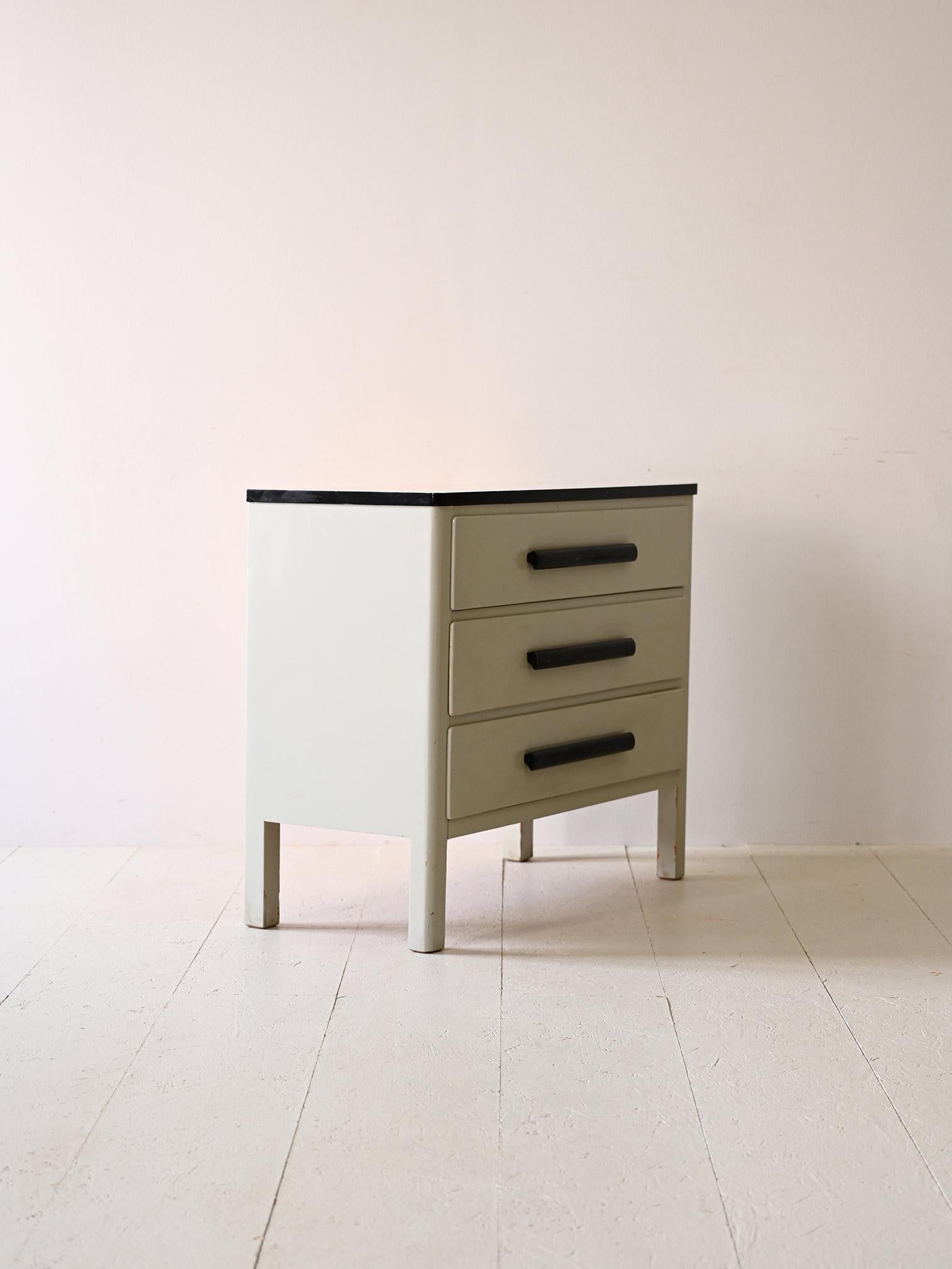 Scandinavian Modern Deco 1940s chest of drawers of Scandinavian manufacture For Sale