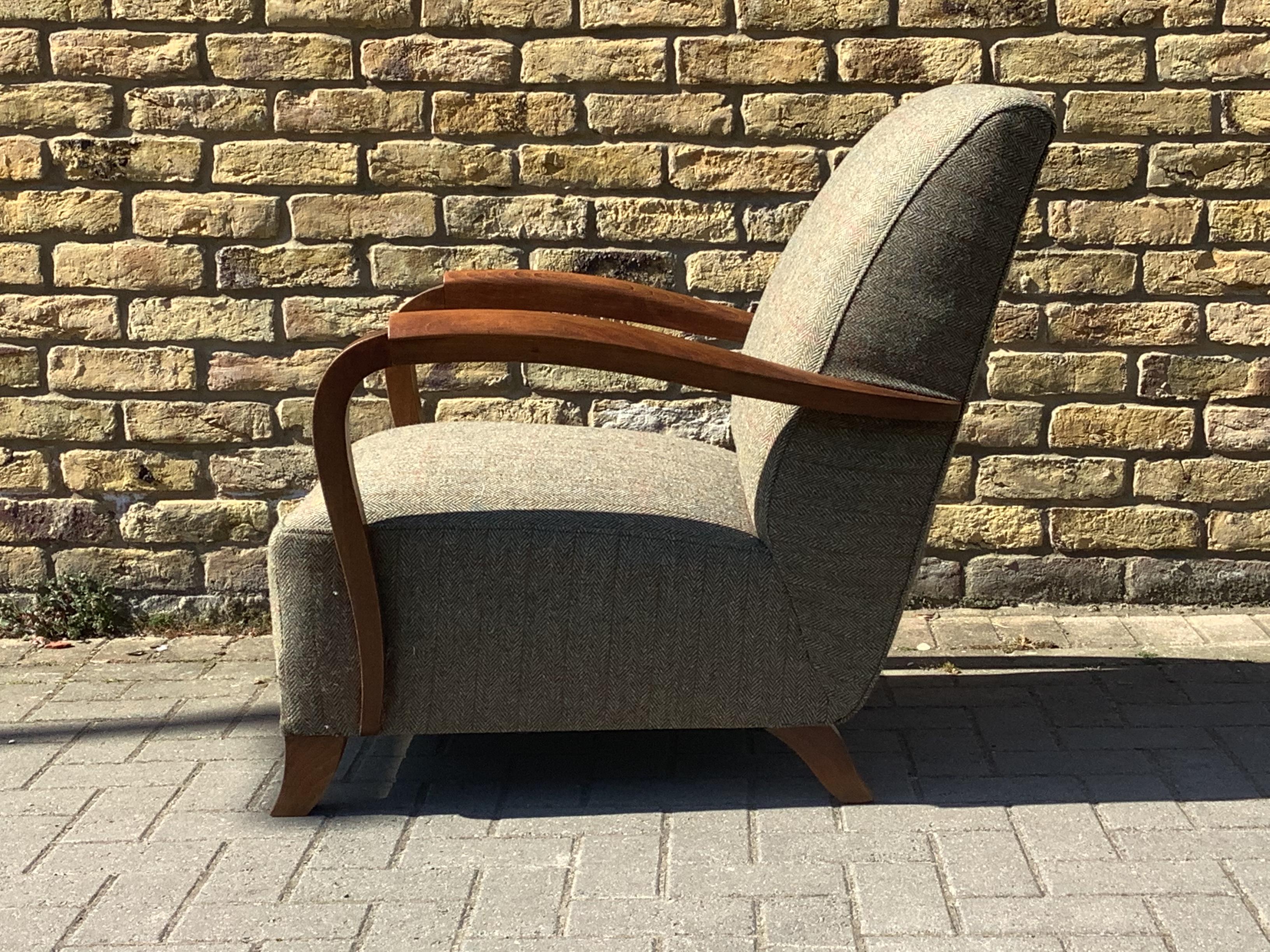 Superb French armchair reupholstered in a fine Tweed fabric
Polished steams bent arms fully restored. Wonderful piece.