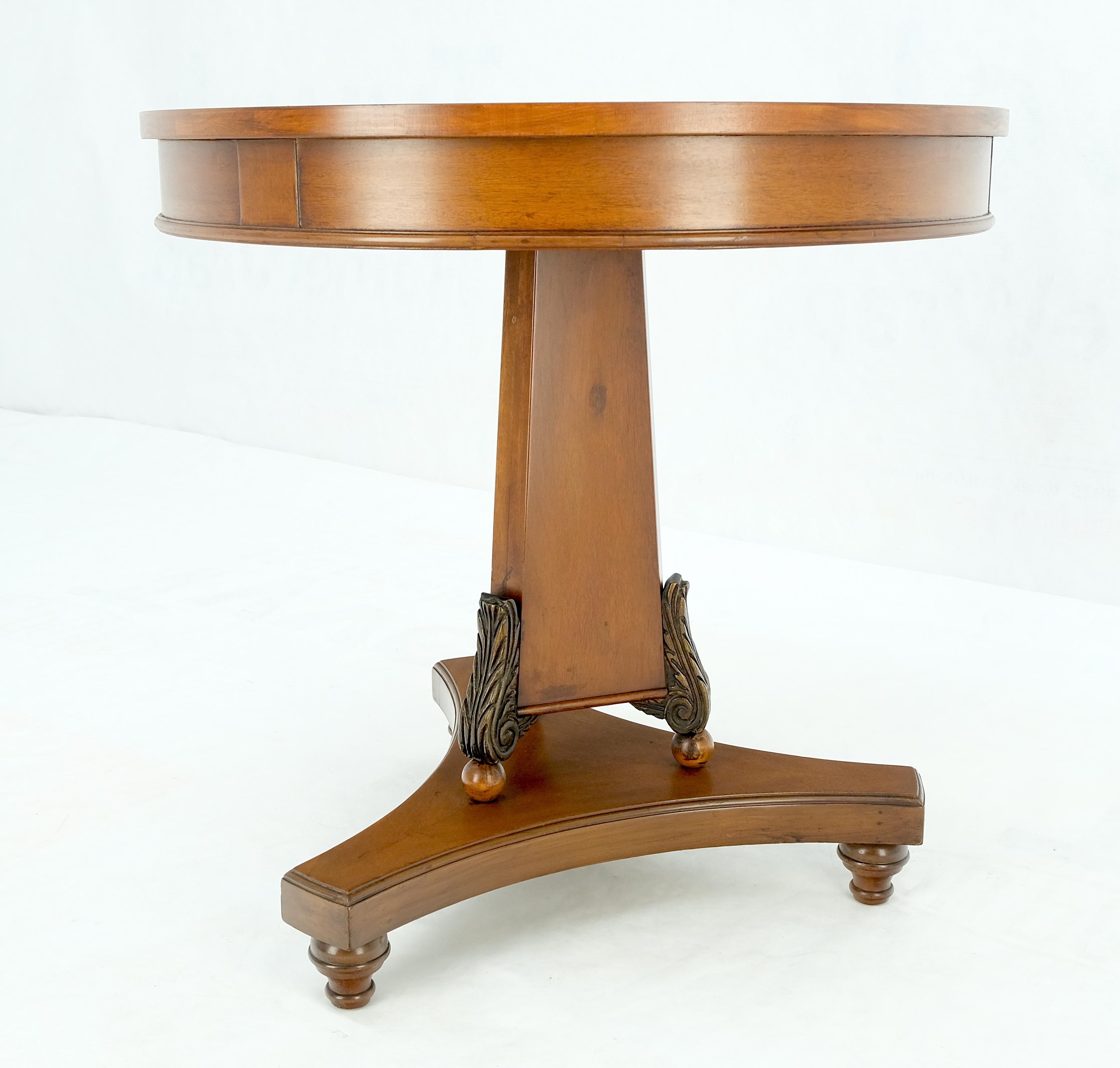 Runder Gueridon-Tisch aus Mahagoni mit Perlmutt-Intarsien im Deko-Stil, MINT (Lackiert) im Angebot