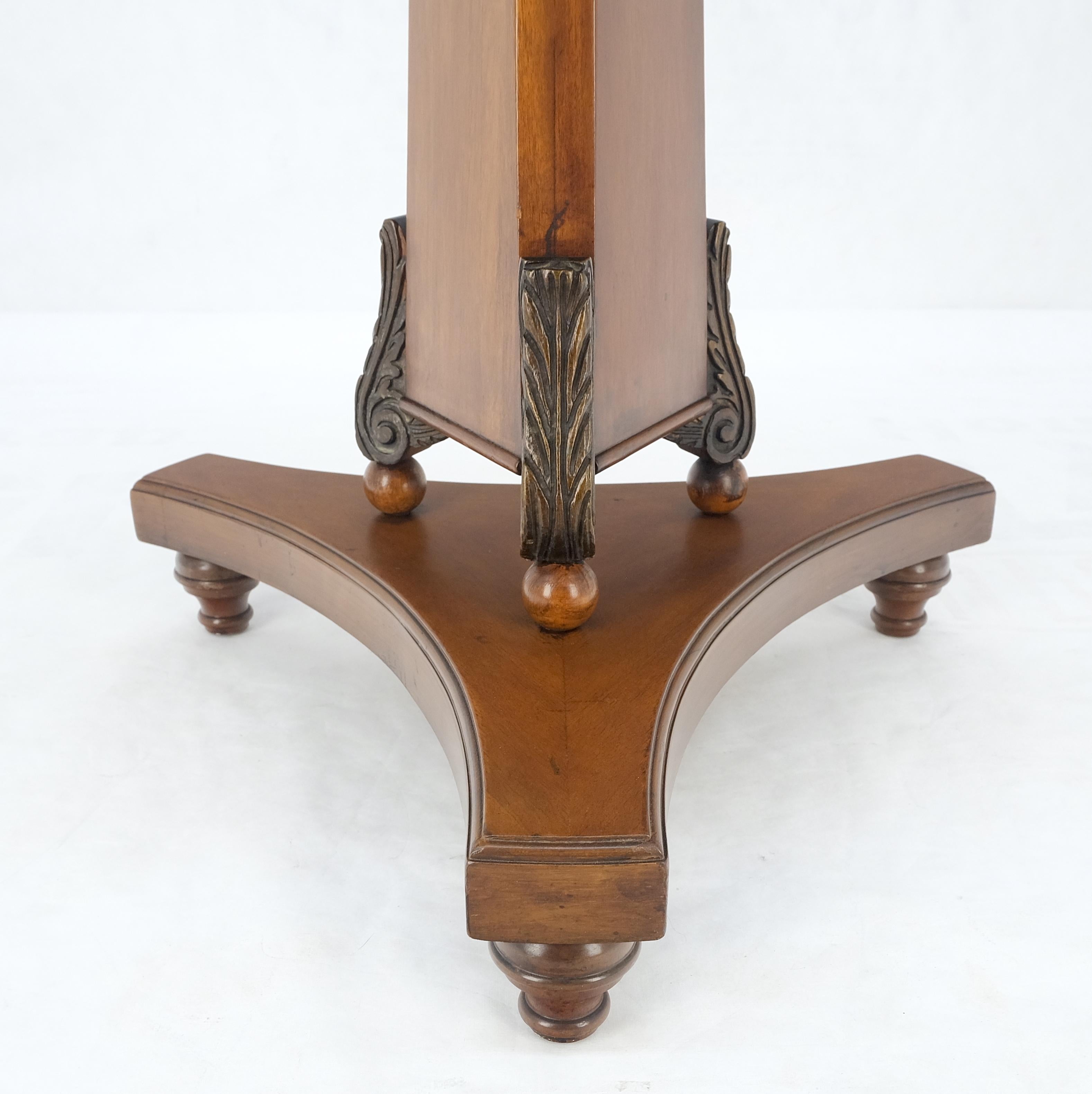 Runder Gueridon-Tisch aus Mahagoni mit Perlmutt-Intarsien im Deko-Stil, MINT im Zustand „Gut“ im Angebot in Rockaway, NJ