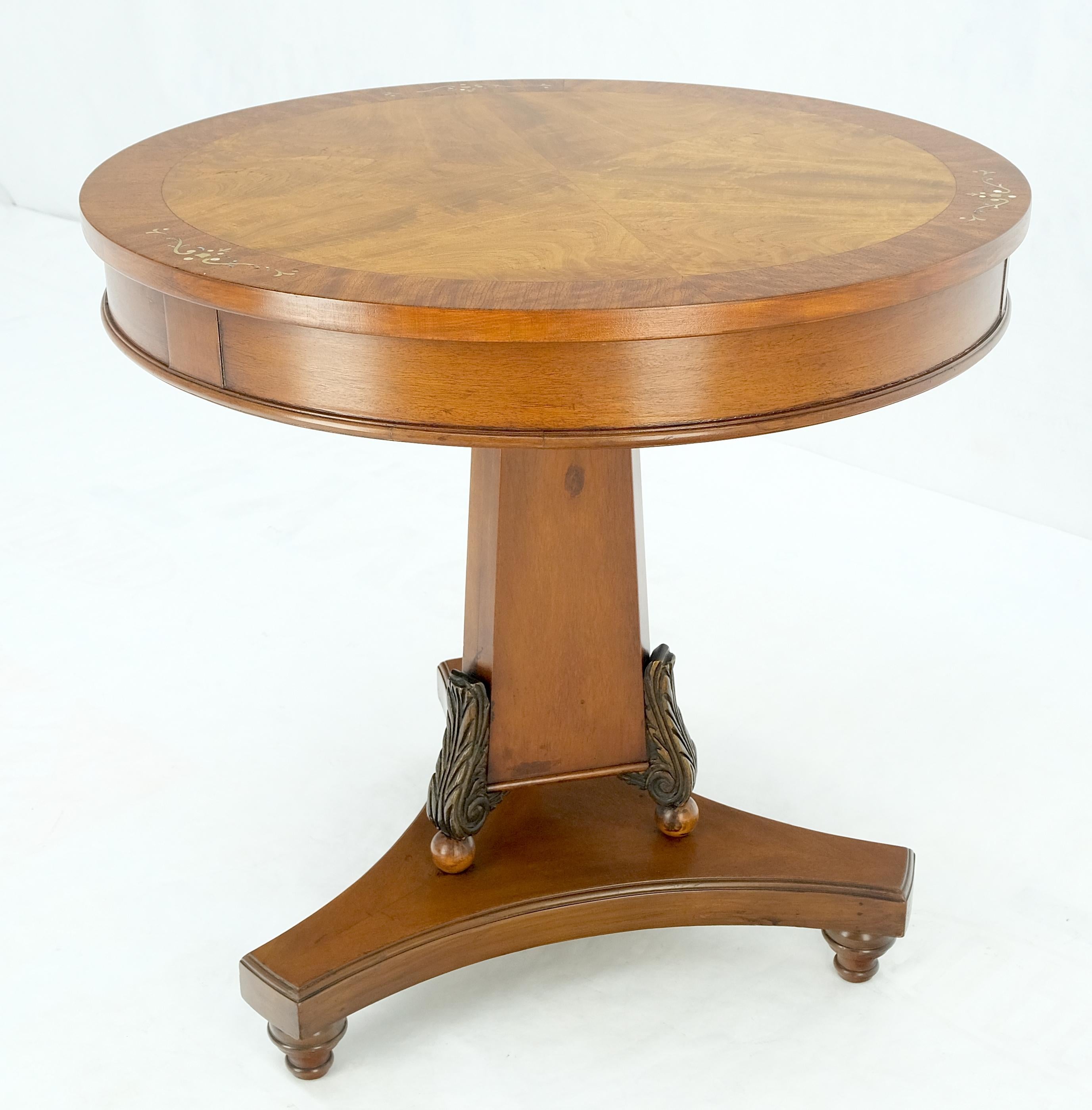 Runder Gueridon-Tisch aus Mahagoni mit Perlmutt-Intarsien im Deko-Stil, MINT (20. Jahrhundert) im Angebot