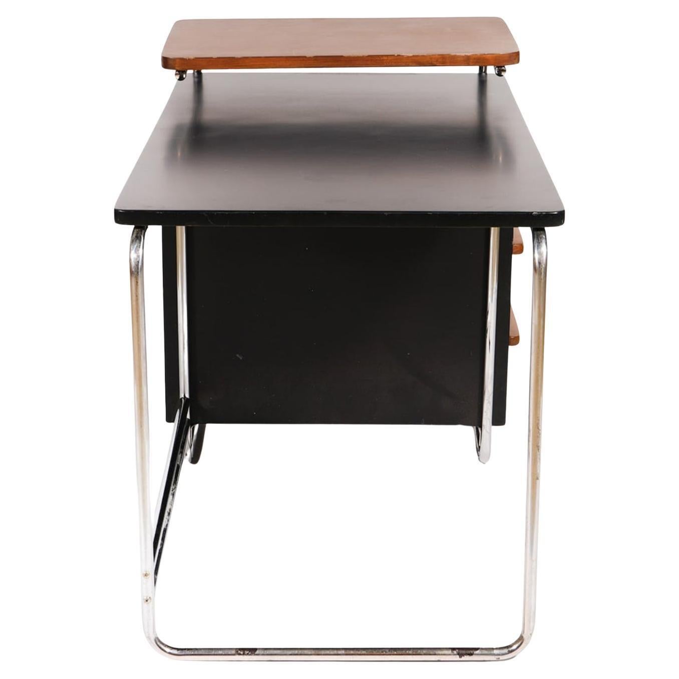 Scrivania a 3 cassetti in cromo Bauhaus di Wolfgang Hoffmann Desk per Howell. Struttura in tubo cromato piegato con 3 cassetti. In buone condizioni vintage per la sua età, presenta segni di usura e di utilizzo sul cromo e sul legno. Bellissimo