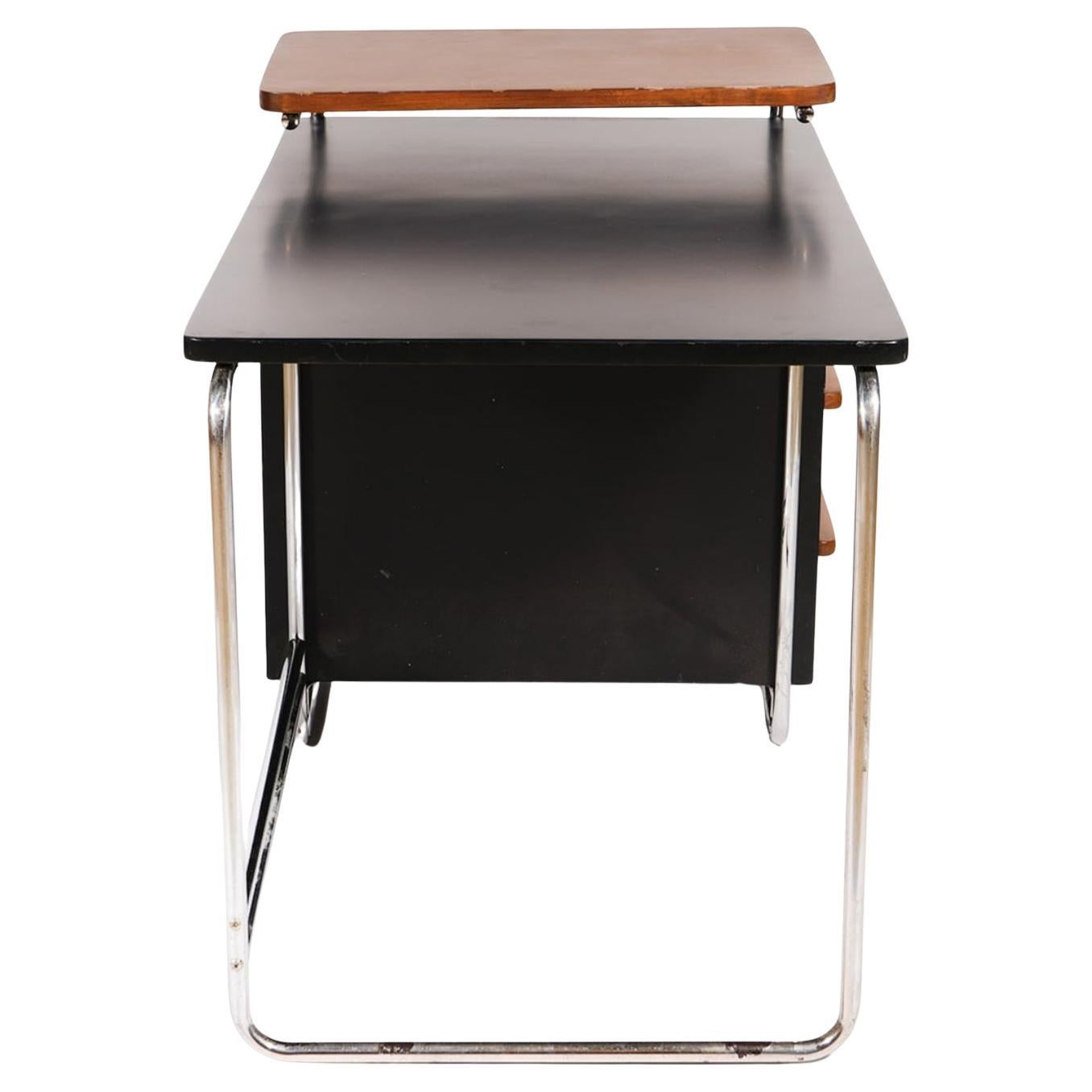 Escritorio Deco Bauhaus cromado de 3 cajones de Wolfgang Hoffmann Desk para Howell. Estructura de tubo curvado cromado con 3 cajones. Buen estado vintage para su edad muestra desgaste y uso en cromo y madera. Precioso diseño Bauhaus Art decó.