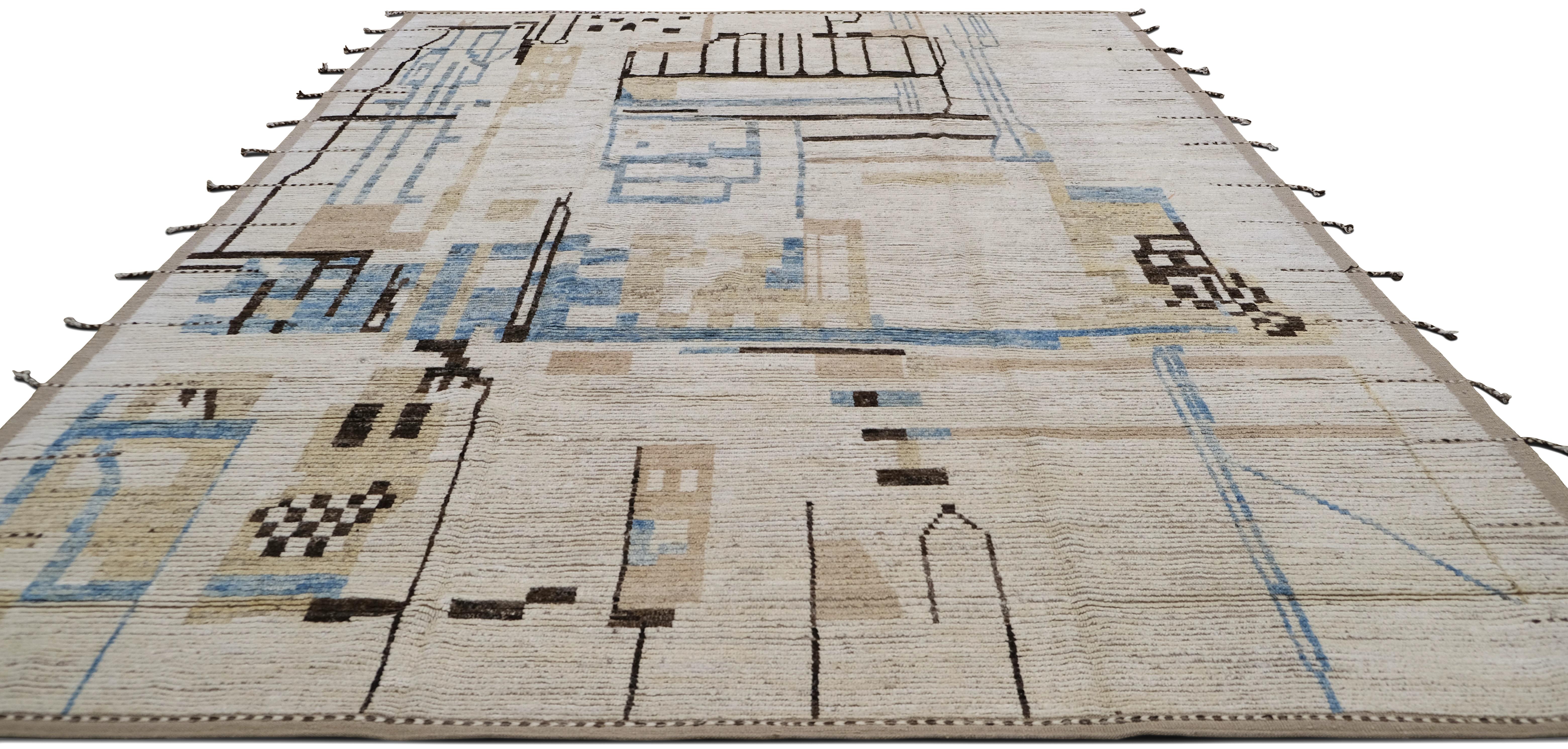 Dieser handgeknüpfte Wollteppich ist ein zeitgenössisches Meisterwerk mit einem modernen abstrakten geometrischen Design mit architektonischen Einflüssen. Das filigrane Muster mischt sanfte Beige-, Blau- und Brauntöne und schafft so eine visuell