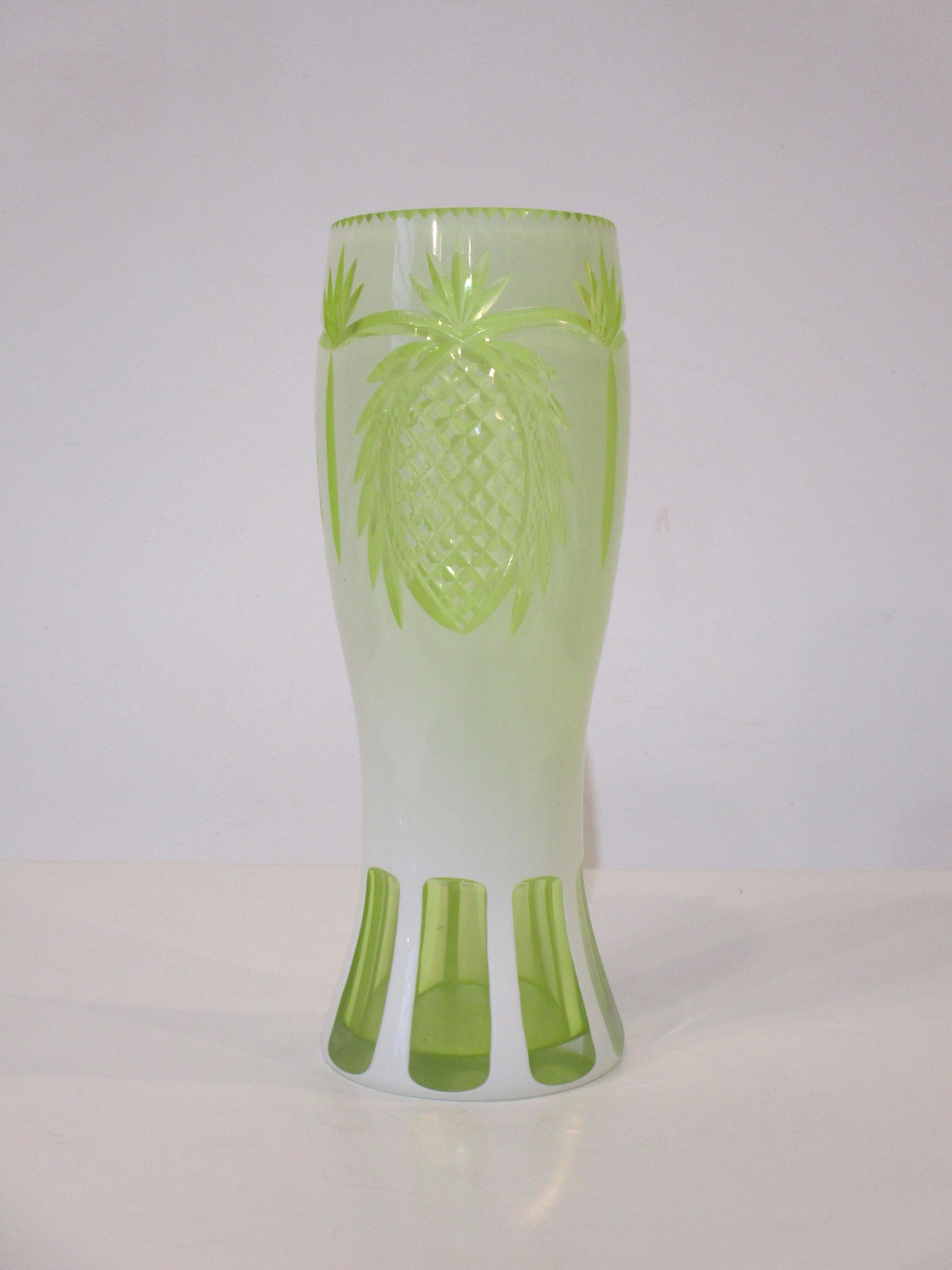 Vase ananas en verre taillé de Bohème Art Déco en vente 2