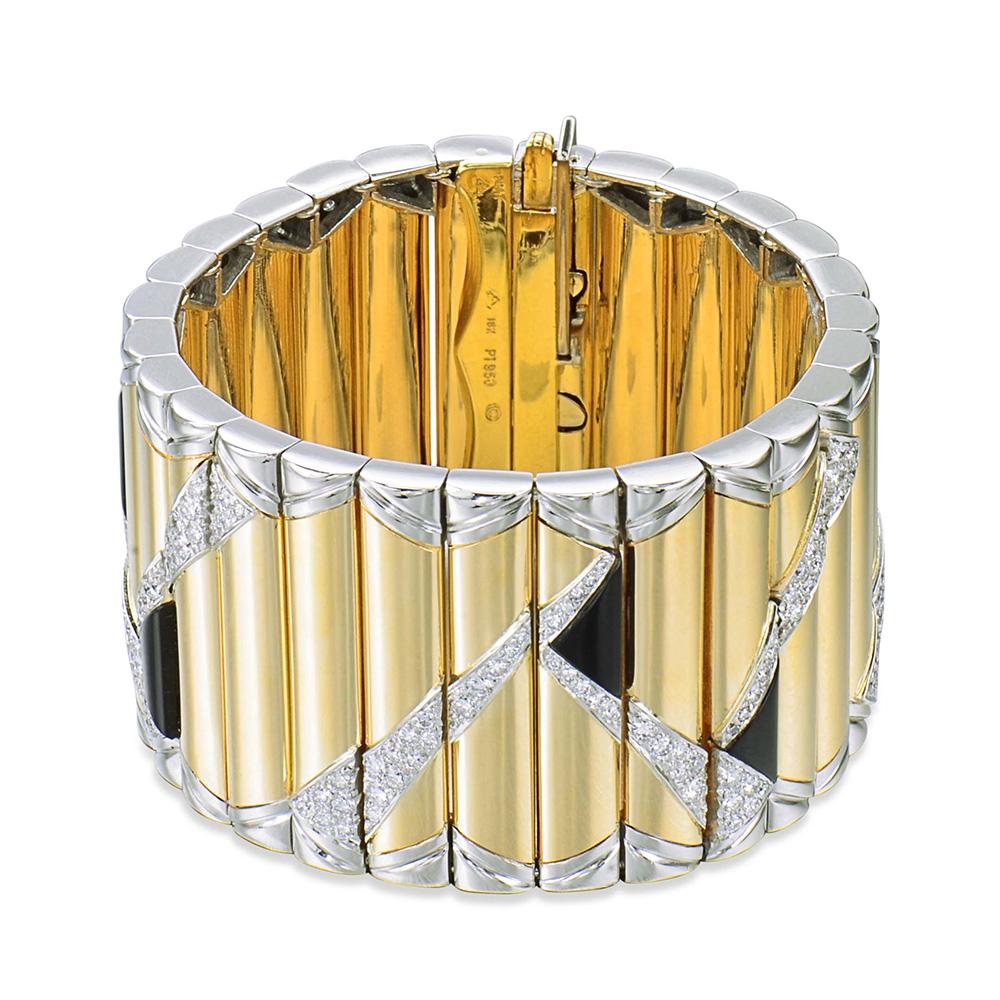 La Pulsera Deco presenta formas geométricas y diseños abstractos realizados con diamantes y ónice de colores contrastados.

Pulsera artesanal de oro amarillo de 18 quilates y platino de 35 mm de ancho engastada con aproximadamente 224 diamantes que