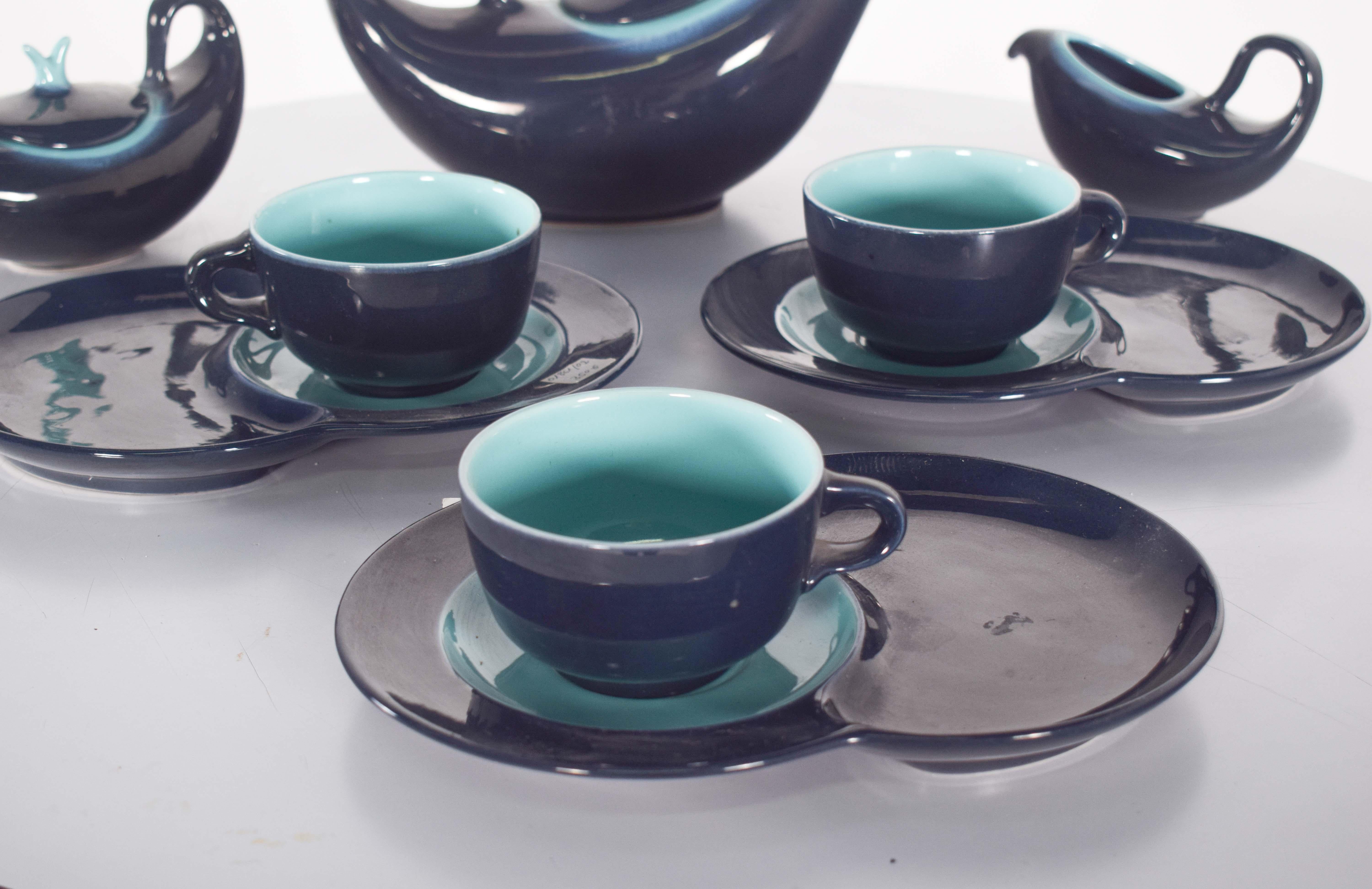 Dieses elegante 9-teilige Frühstücksset aus Keramik, inspiriert von der Deco-Ära, ist für 3 Personen gedacht. Mit ihren eleganten Schwarz- und Grüntönen fängt sie mit ihren kühnen Linien und geometrischen Mustern den zeitlosen Art-Déco-Stil ein. Das