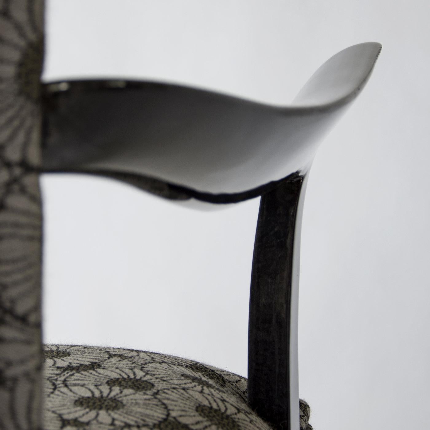 Der Deco Chair ist ein exquisites Beispiel für ein Designer-Sitzmöbel mit einer eleganten und raffinierten Struktur, die mit glänzendem anthrazitgrauem Pergament überzogen ist, und einer gepolsterten Sitzfläche und Rückenlehne, die mit Vintage-Stoff