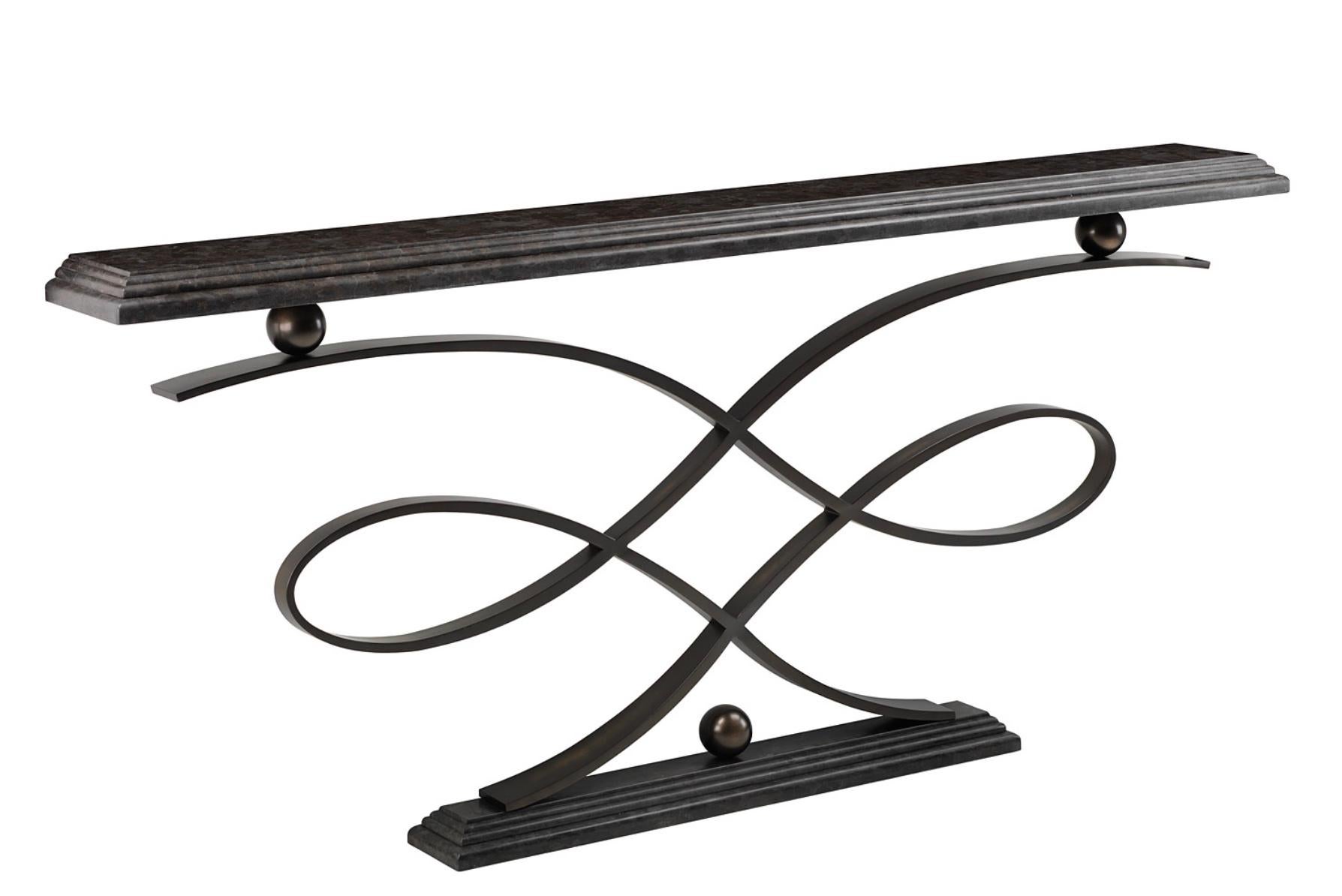 TABLE CONSOLE DECO
Finition en bronze texturé avec plateau et socle en marbre brun antique.
200 x 35 x H90 cm

