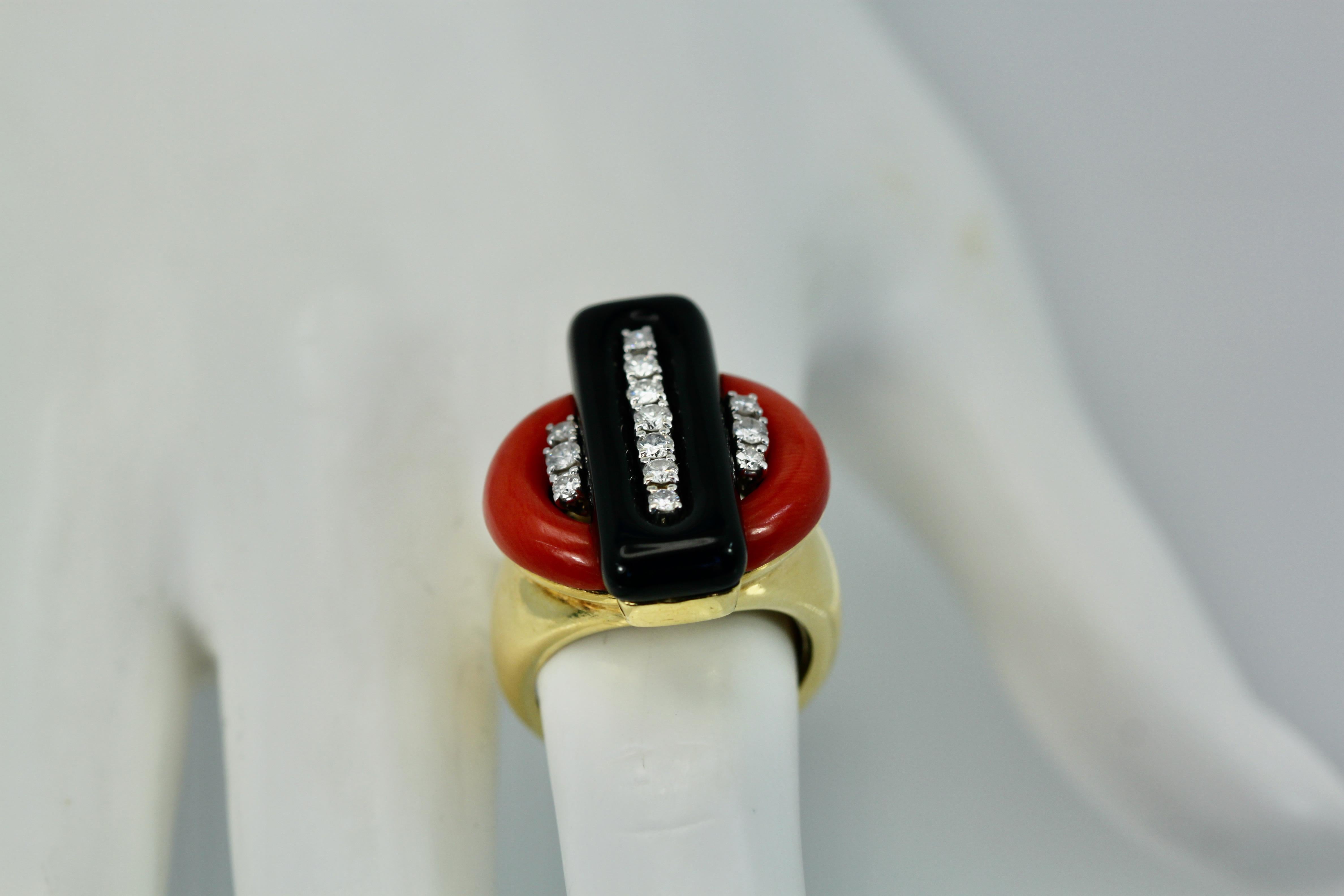 Deco Coral Onyx Diamond Ring 18K In Good Condition For Sale In North Hollywood, CA