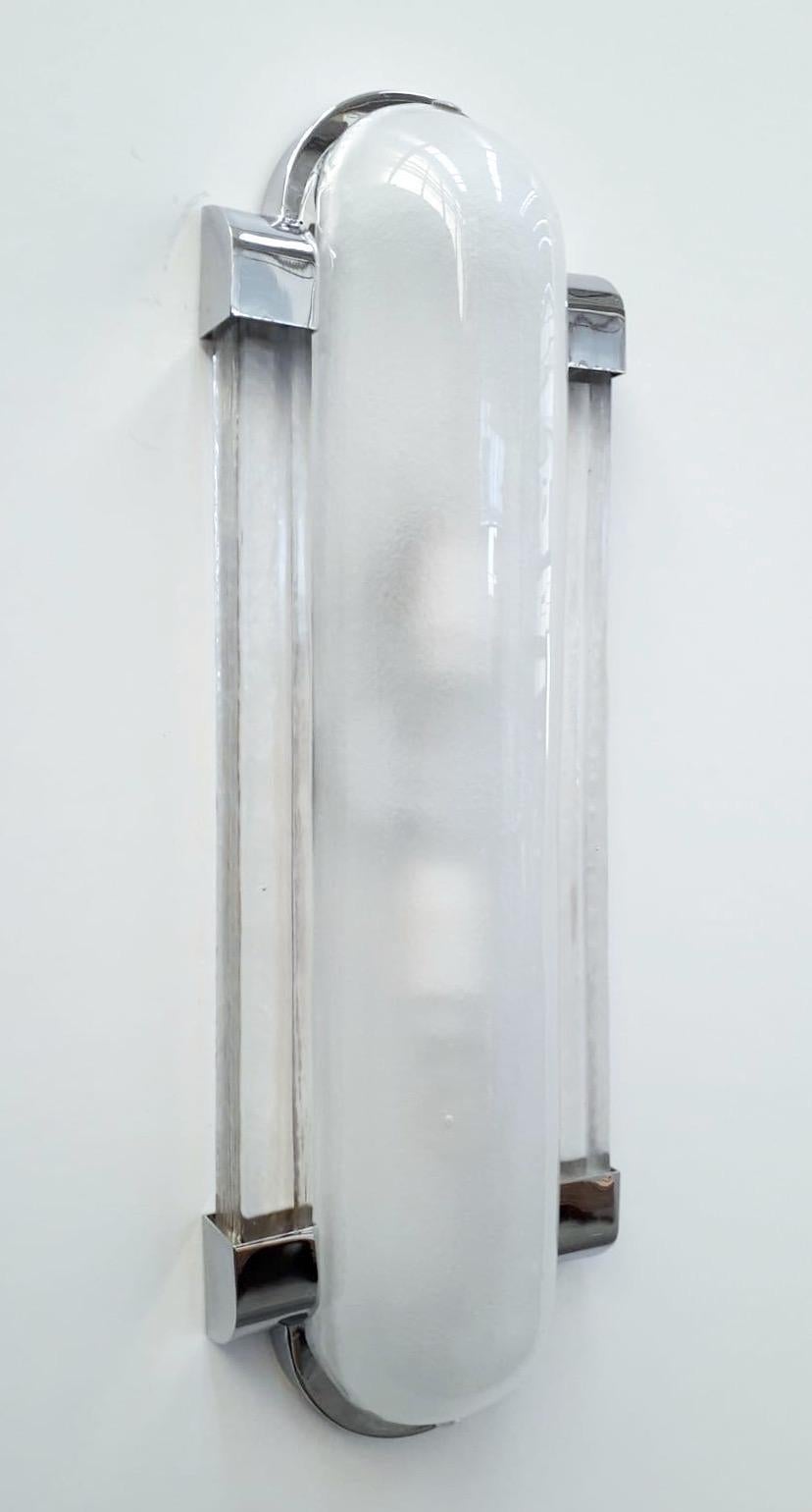 Aplique o aplique de pared de estilo Art Decó italiano con cristal de Murano esmerilado montado sobre un marco de cromo pulido / Diseñado por Fabio Bergomi para Fabio Ltd / Fabricado en Italia
2 luces / E12 o E14 máx. 40W cada una.
Medidas: alto
