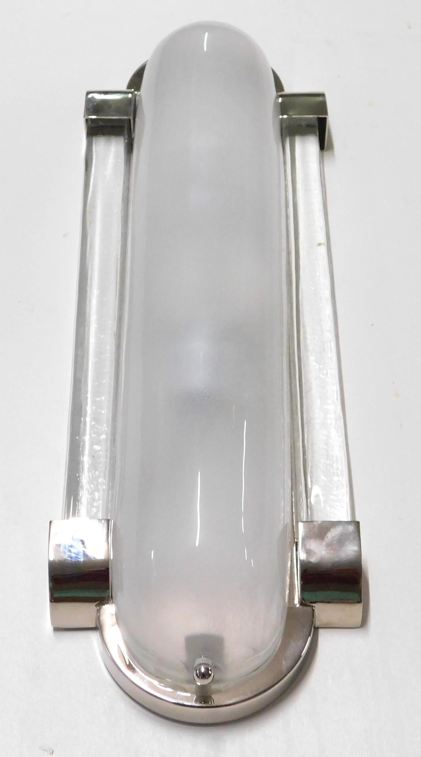 Aplique o empotrable de estilo Art Decó italiano con cristal de Murano esmerilado montado sobre un marco de níquel pulido / Diseñado por Fabio Bergomi para Fabio Ltd / Fabricado en Italia
2 luces / E12 o E14 máx. 40W cada una.
Altura: 18,5 pulgadas