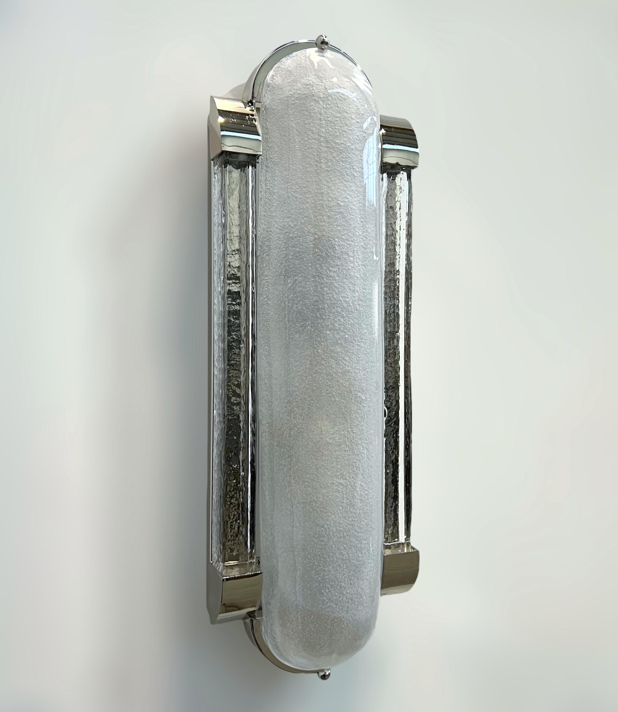 Aplique o aplique de pared italiano de estilo Art Decó con cristal de Murano esmerilado montado sobre un marco de níquel pulido con una placa trasera completa / Diseñado por Fabio Bergomi para Fabio Ltd / Fabricado en Italia
Medidas: Alto 18,5