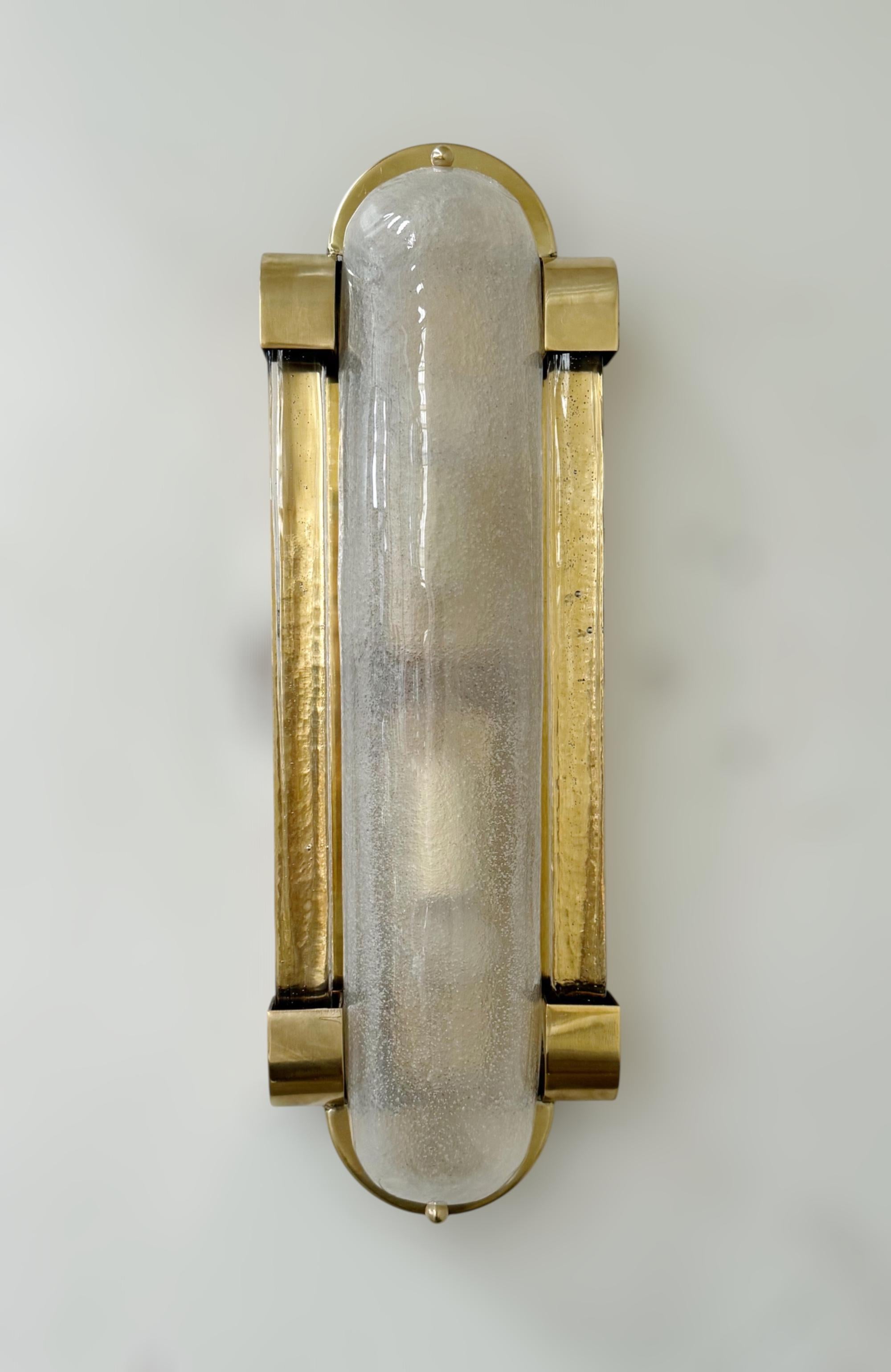 Aplique de pared o empotrable de estilo Art Decó italiano con cristal de Murano esmerilado montado sobre un marco de latón natural sin lacar con una placa trasera completa / Diseñado por Fabio Bergomi para Fabio Ltd / Fabricado en Italia
Medidas: